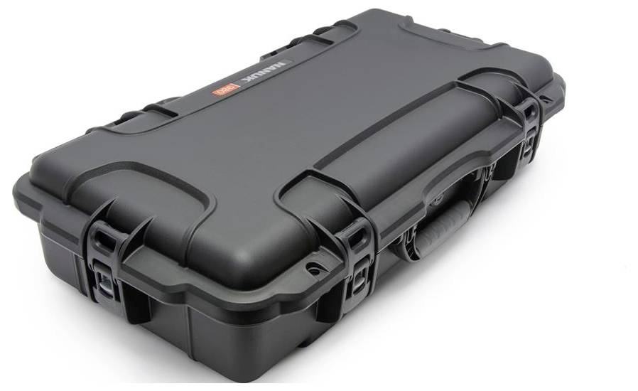 Schwarzer, robuster Hartschalenkoffer mit Griff und stabilen Verschlüssen. Ideal zum sicheren Transport von empfindlichen Gegenständen.