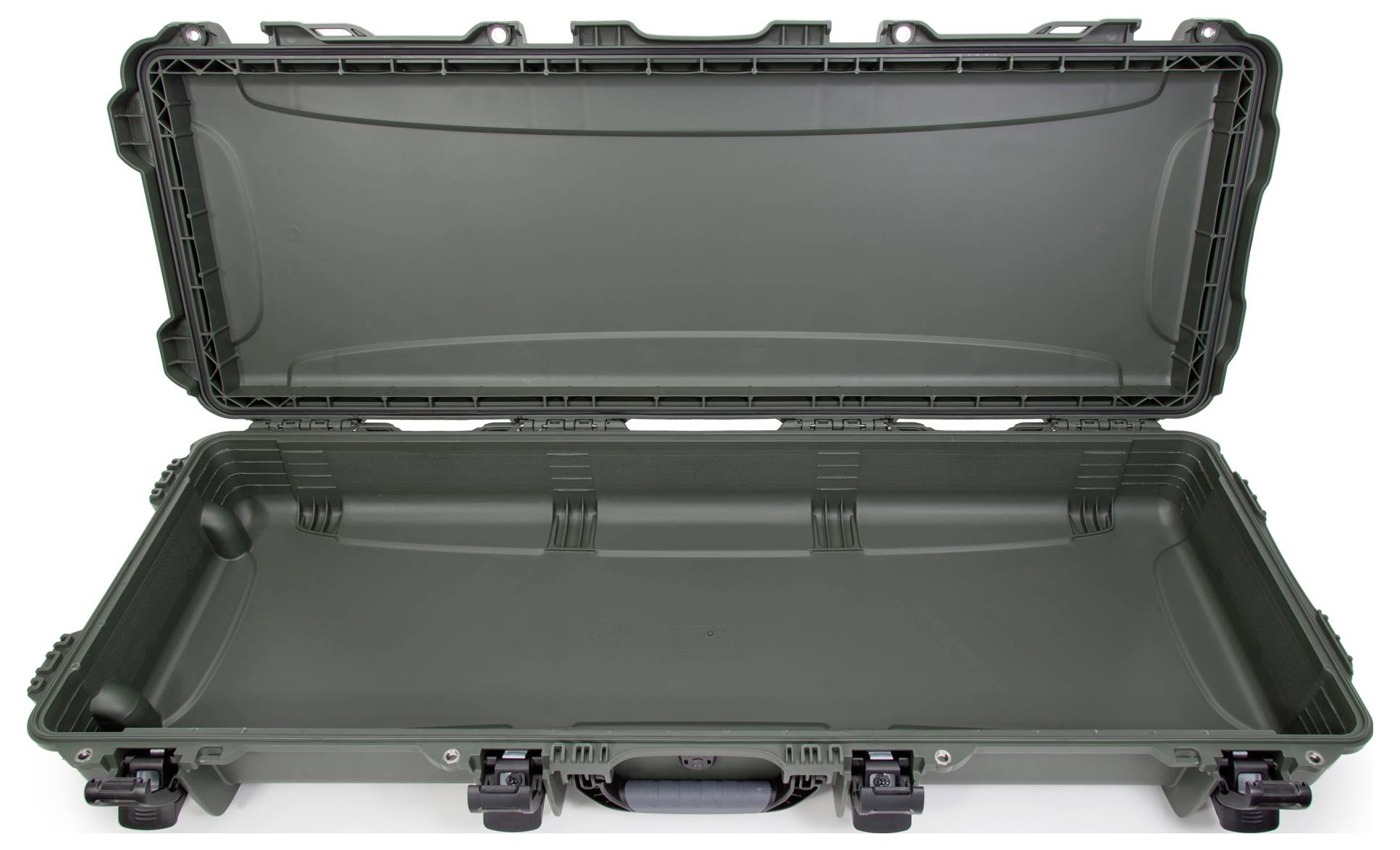 Ein offener, leerer, grüner Schutzkoffer aus robustem Material mit Schaumstoffpolsterung, geeignet für den Transport empfindlicher Gegenstände.