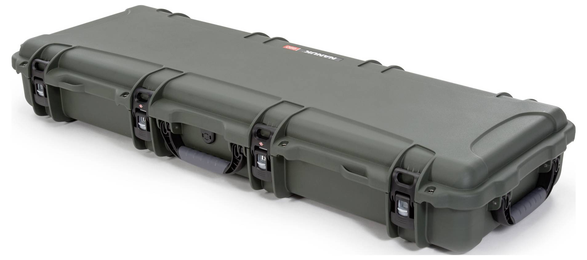 Ein langer, robuster, grauer Koffer mit mehreren Verschlüssen und Griffen, geeignet für den Transport wertvoller und empfindlicher Gegenstände.