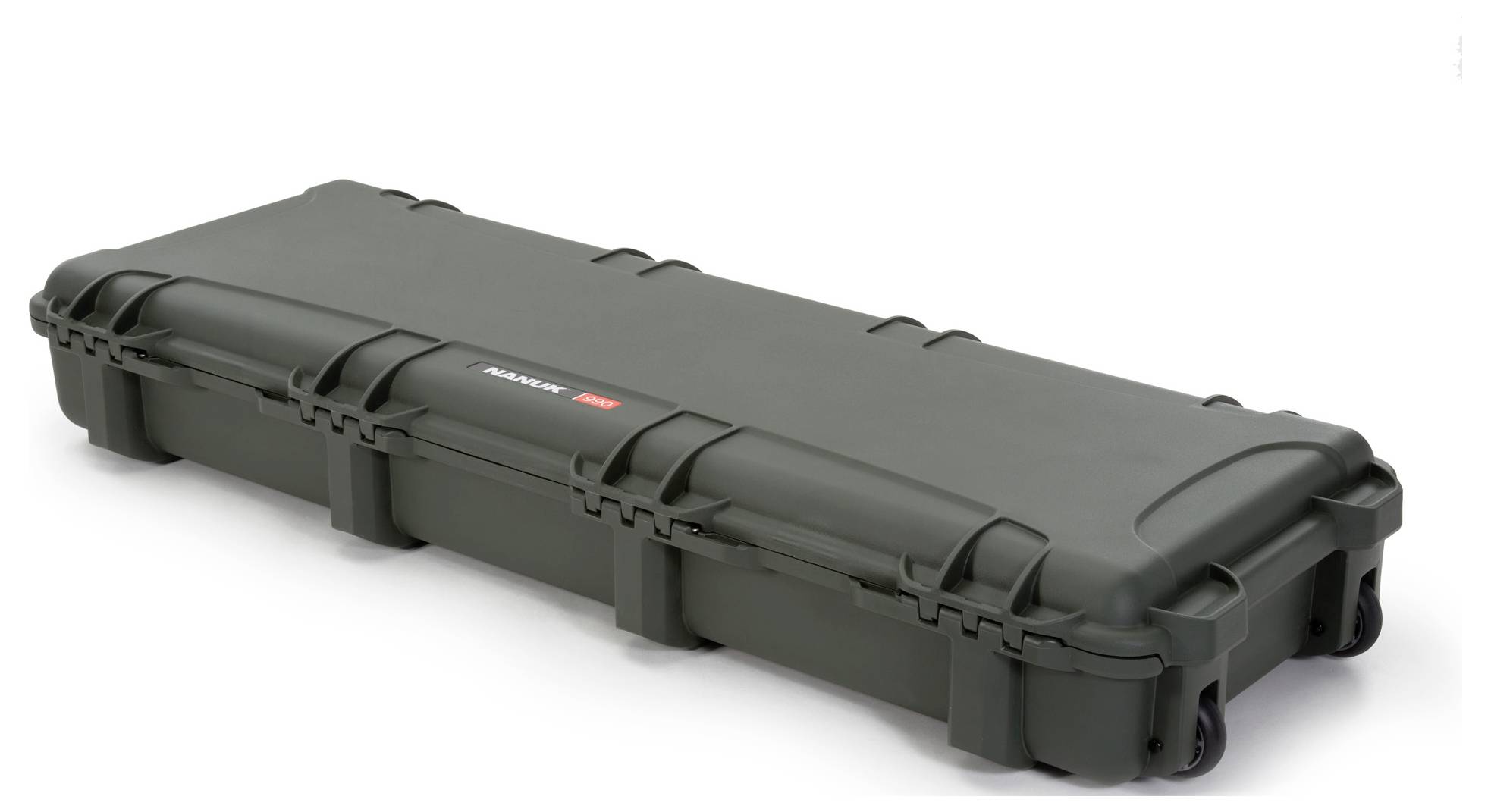 Langer, robuster schwarzer Transportkoffer mit Verschlüssen und Rollen, geeignet zum sicheren Verstauen und Transportieren empfindlicher Ausrüstung.