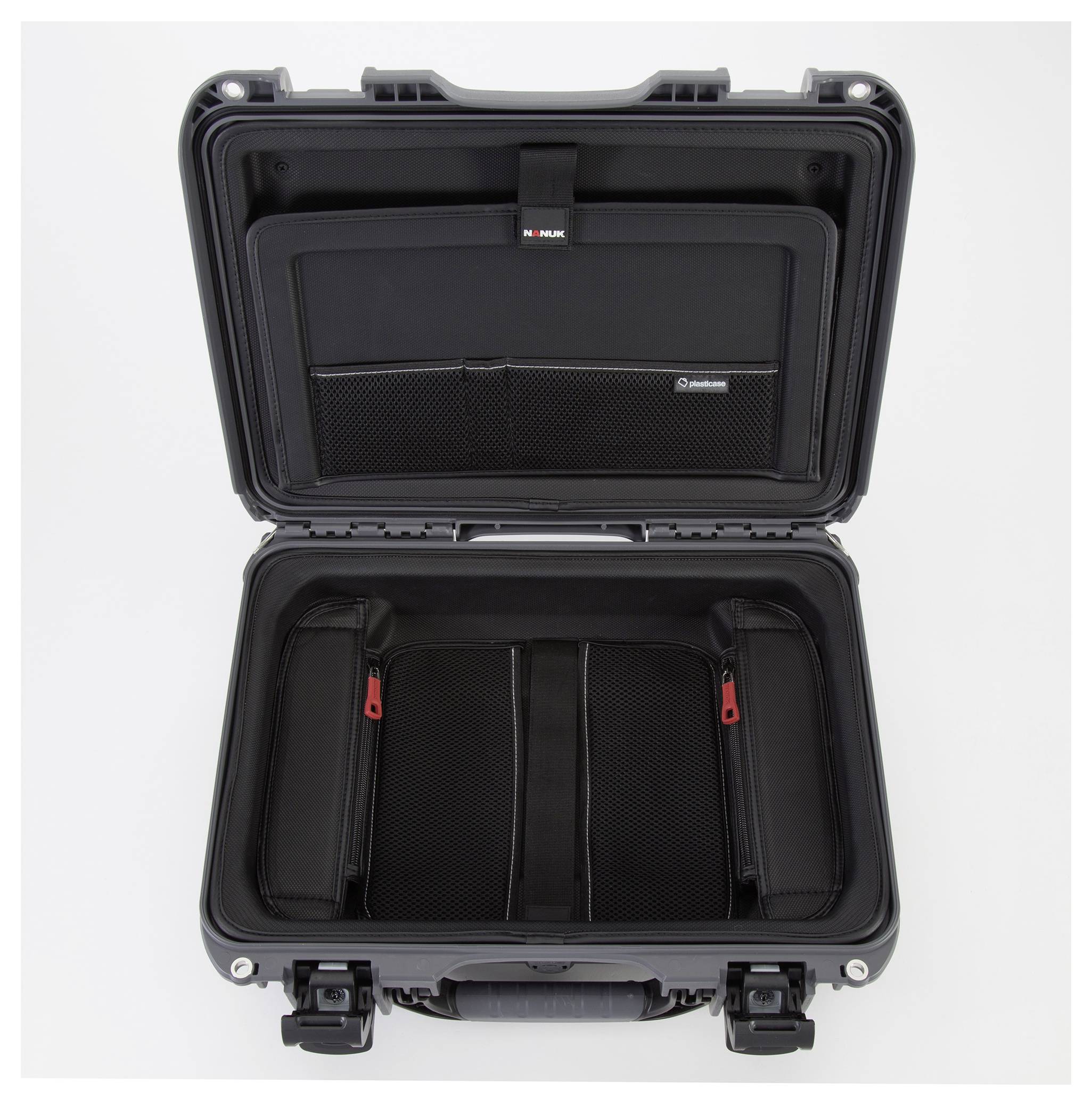 Ein offener schwarzer Koffer mit robustem Gehäuse, innen ausgestattet mit Fächern und Taschen für geschützte Aufbewahrung.