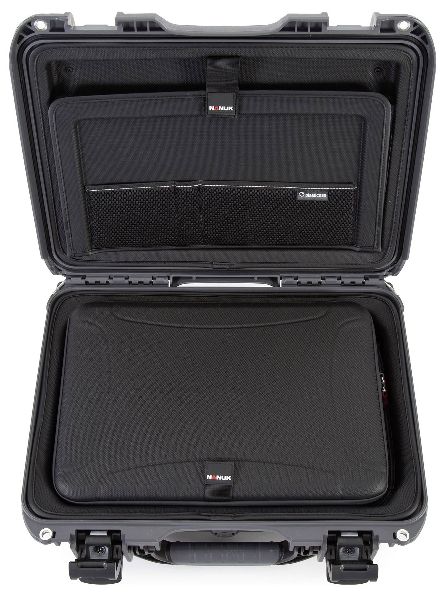 Ein geöffneter schwarzer Hartschalenkoffer zeigt innen einen kleineren Koffer und eine Netztasche am Deckel.