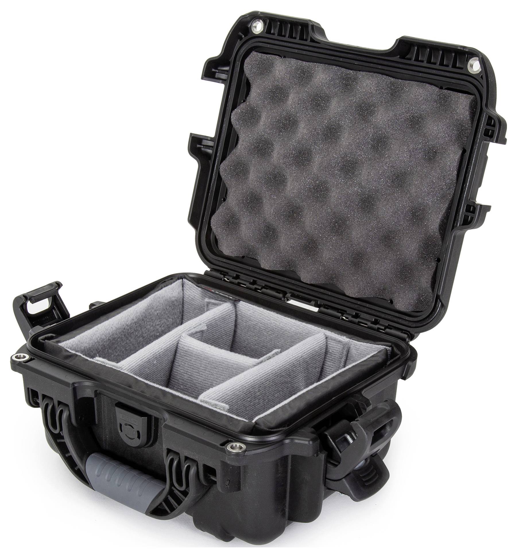 Schwarzer, robuster Hartschalenkoffer mit offenem Deckel und gepolsterten Trennwänden im Inneren, ideal für sicheren Transport.