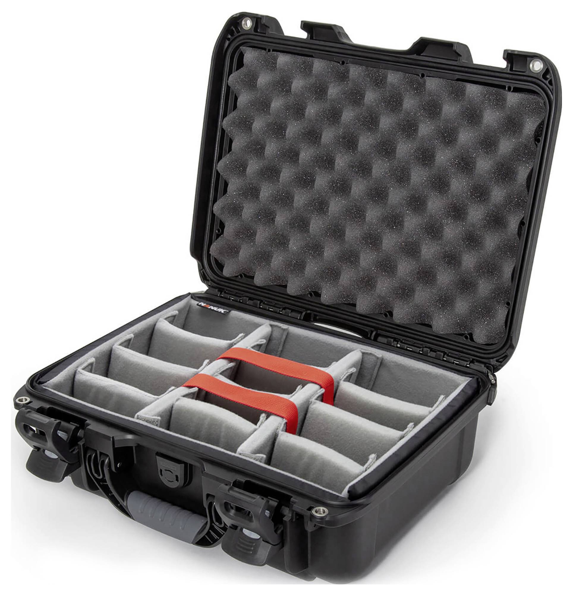 Schwarzer Hartschalenkoffer mit offenem Deckel, gepolsterten Fächern im Inneren und rotem Spanngurt, geeignet für den sicheren Transport von empfindlichem Equipment.