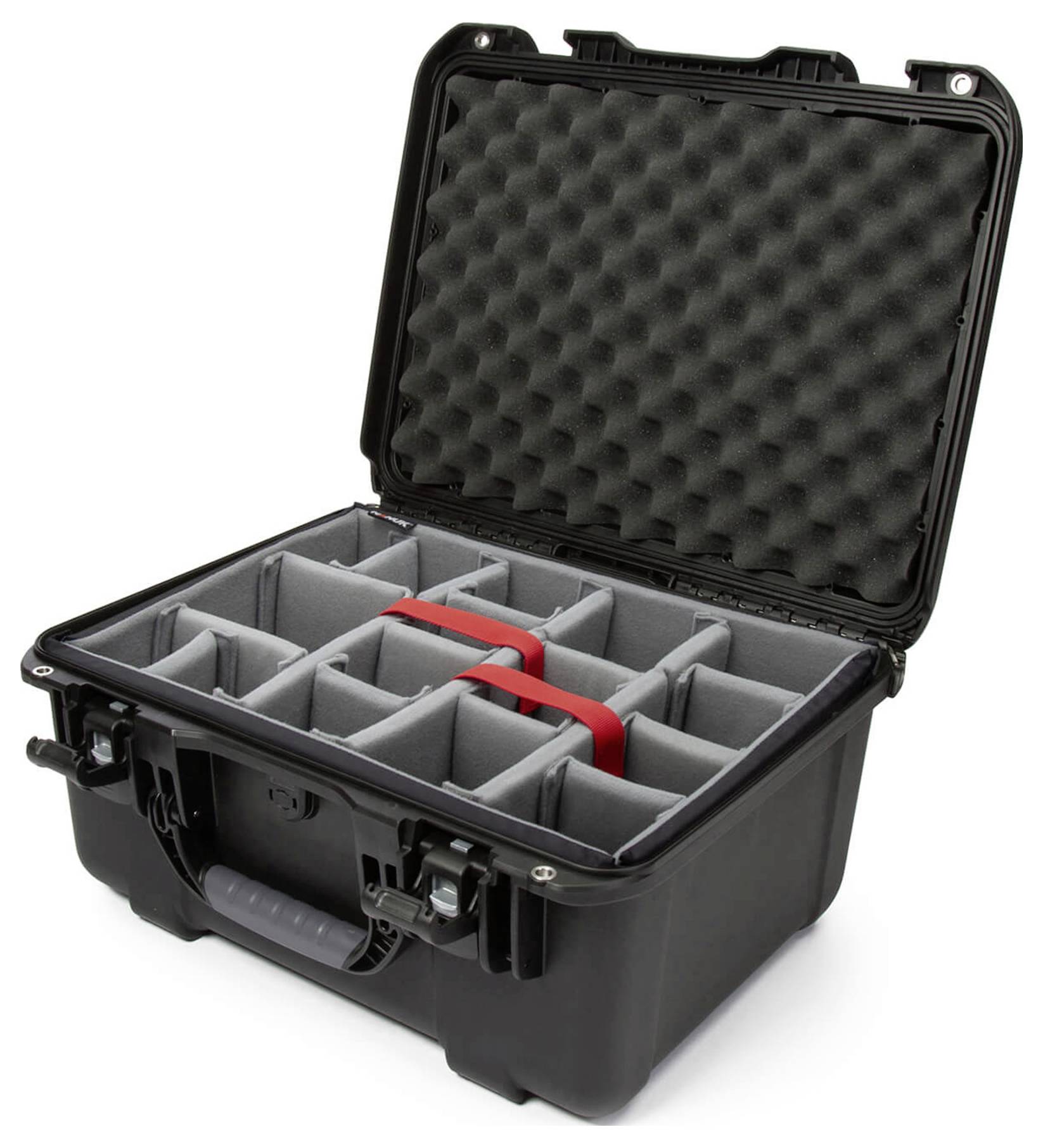 Offener schwarzer Koffer mit Schaumstoffeinlage und verstellbaren Fächern, geeignet für den sicheren Transport von empfindlichen Gegenständen.
