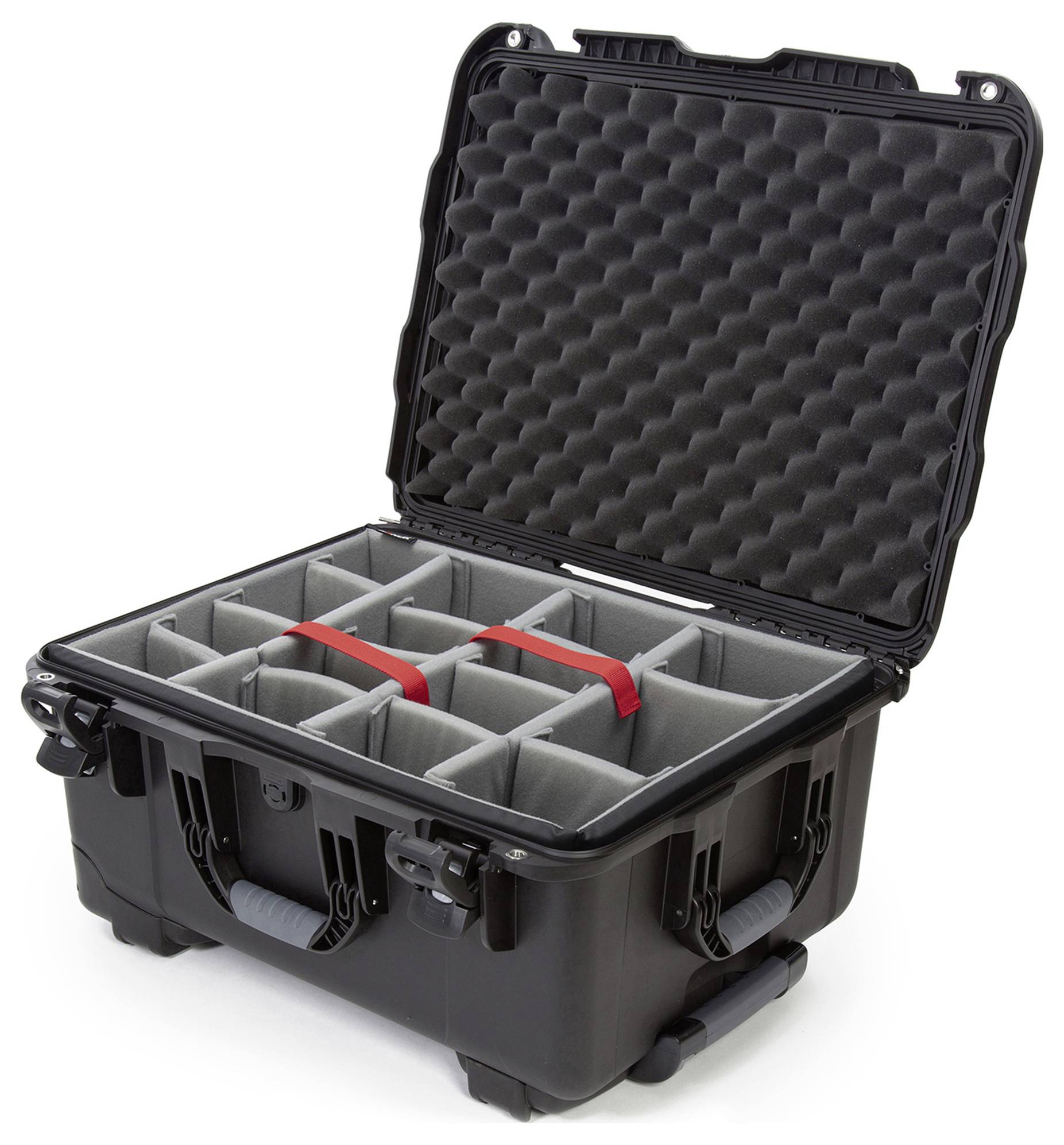 Schwarzer, offener Hartschalenkoffer mit Fächern und Schaumstoffpolsterung. Geeignet für sicheren Transport empfindlicher Gegenstände.