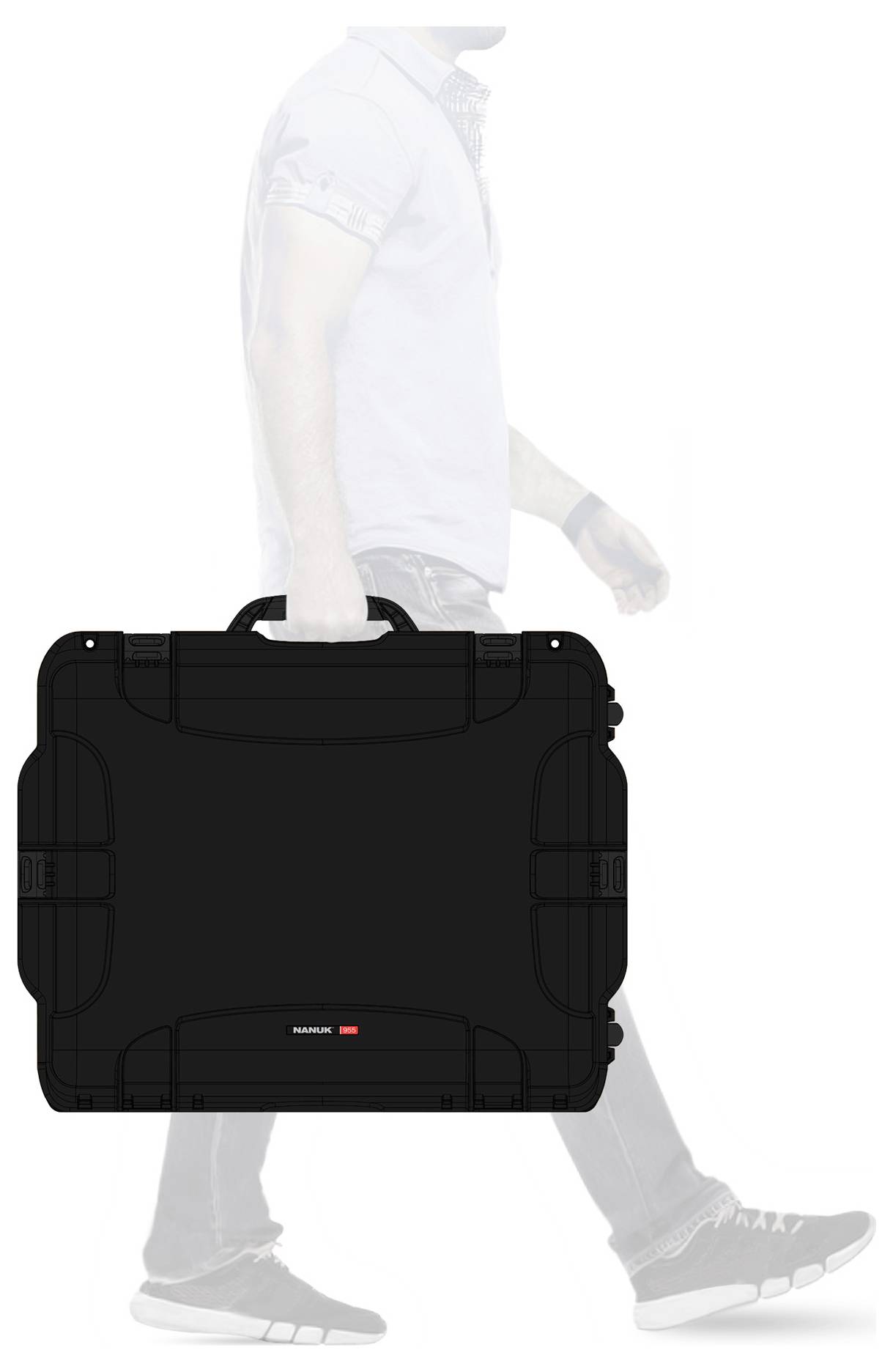 Ein Mann trägt einen großen, schwarzen Koffer. Der Fokus liegt auf dem Koffer, dessen Marke auf der Vorderseite zu sehen ist.