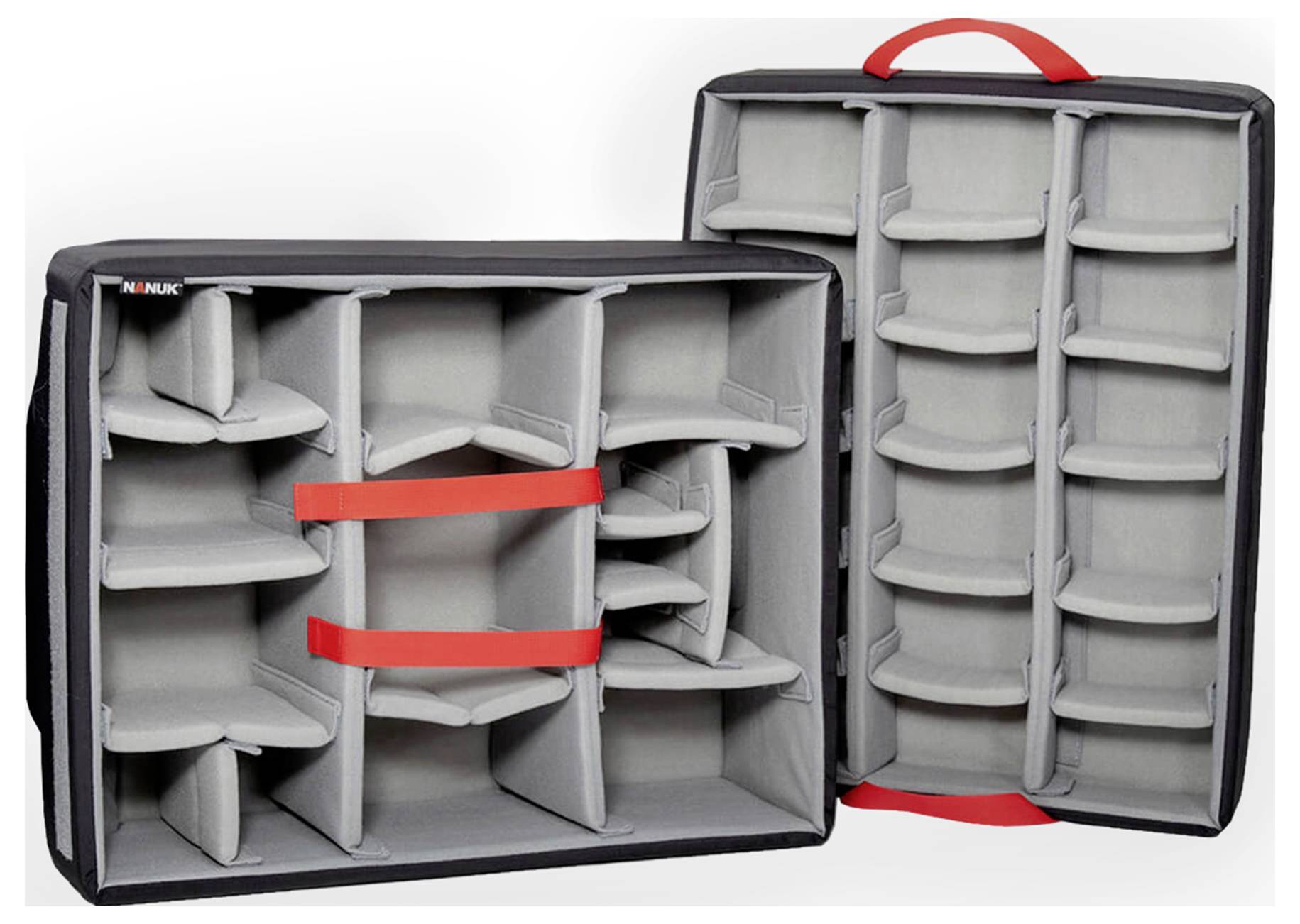 Offener grauer Kamerarucksack mit roten Griffen, zeigt verstellbare Fächer zur sicheren Aufbewahrung von Kameraequipment.