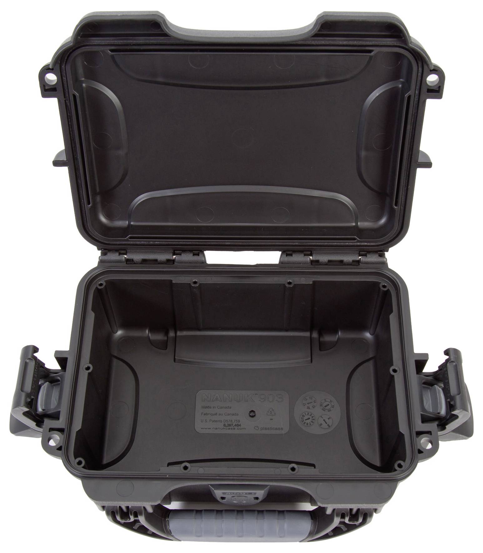 Ein geöffneter, leerer schwarzer Schutzkoffer mit Griffen an den Seiten. Der Innenraum ist strukturiert, aber unbestückt.