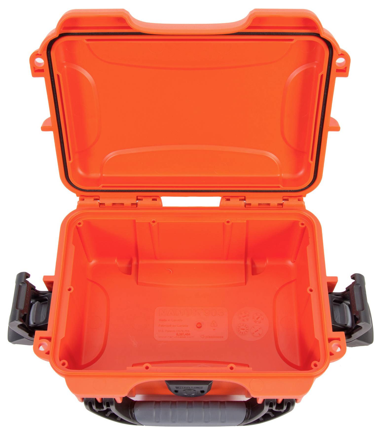 Ein geöffneter, leuchtend orangefarbener Koffer mit robusten schwarzen Verschlüssen und Griffen, zeigt einen leeren Innenraum.