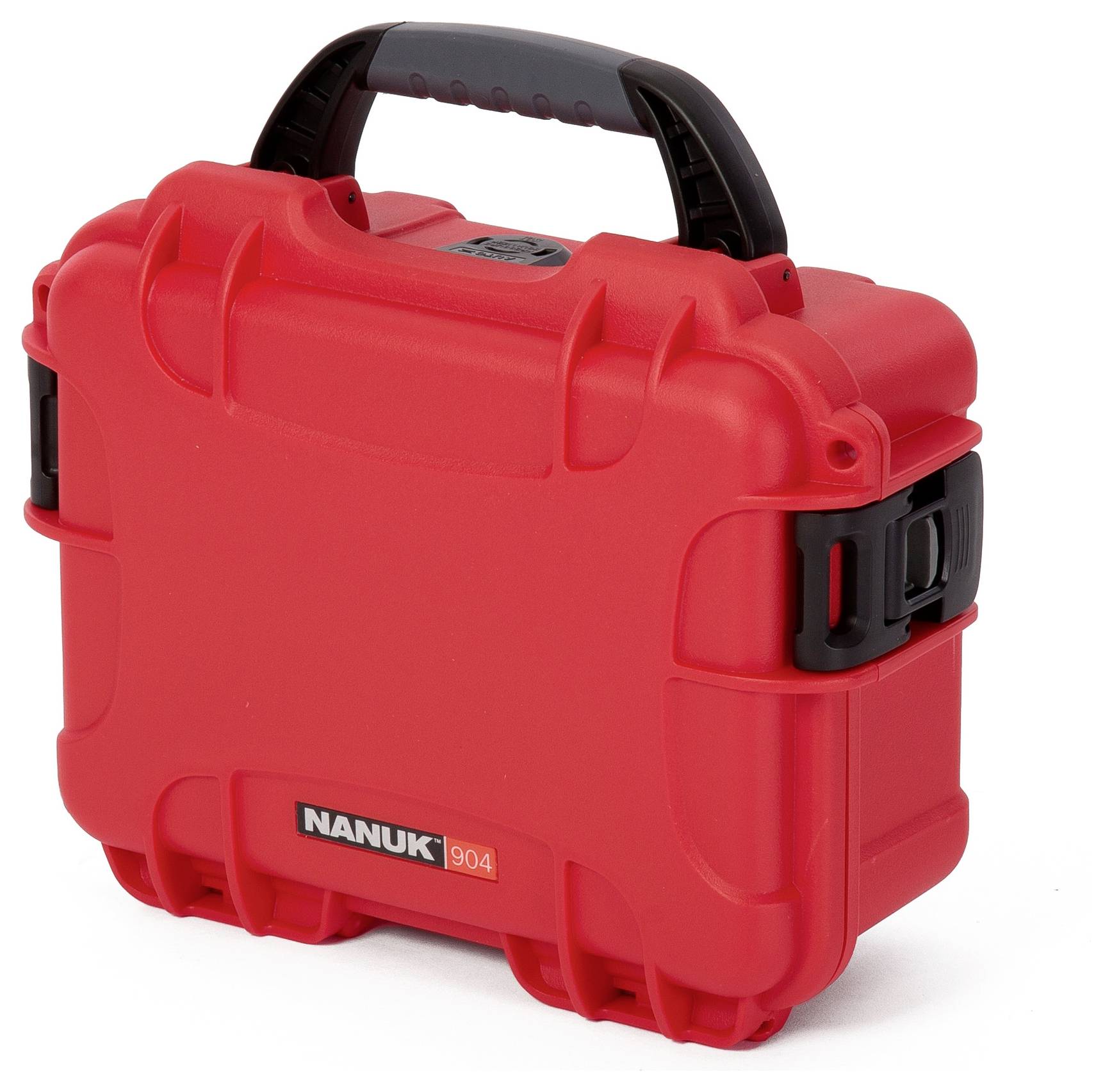 Roter, robuster Koffer mit schwarzem Griff. Label 'Nanuk 904' auf der Vorderseite.