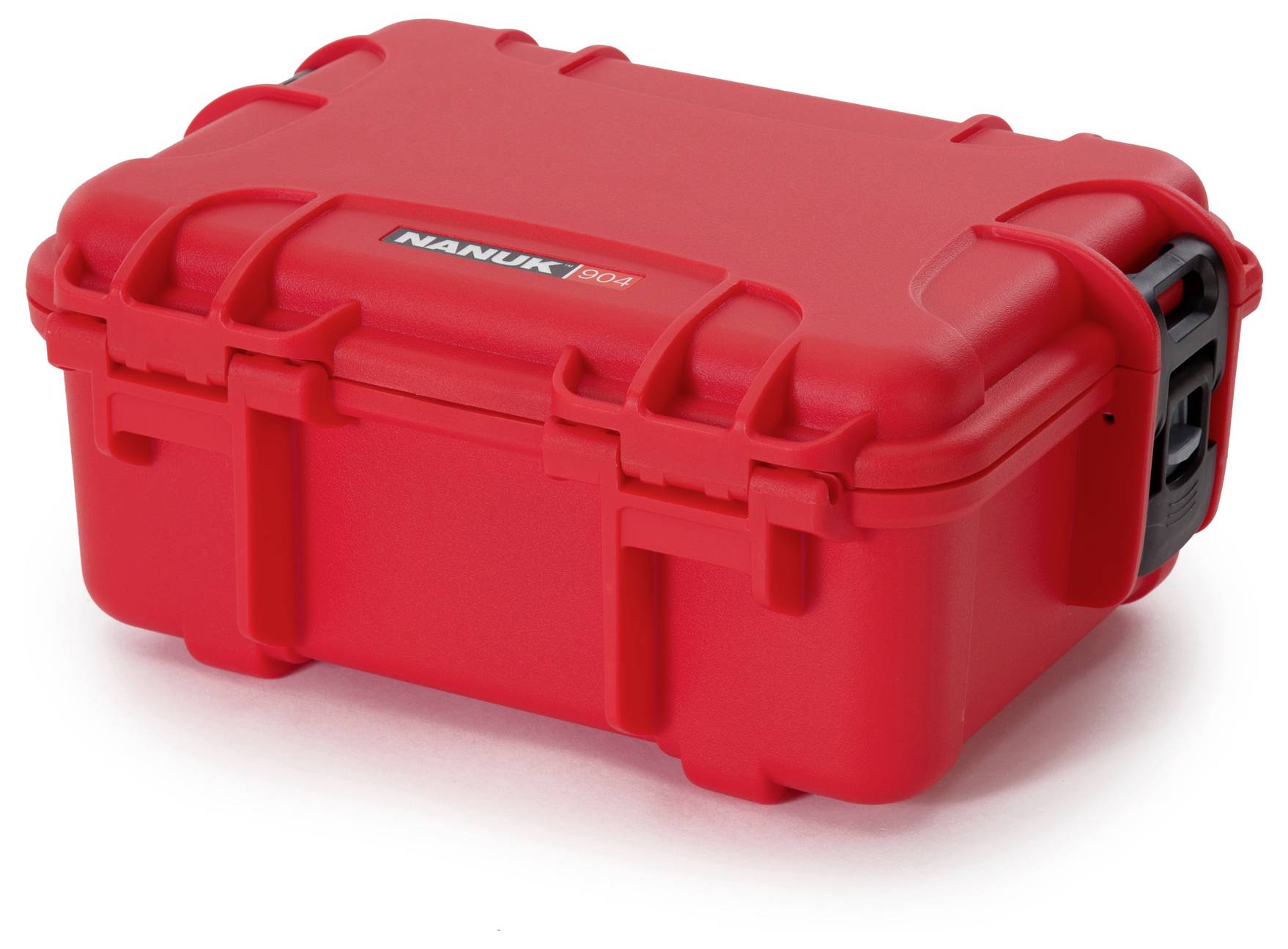 Roter, robuster Koffer mit schwarzen Verschlüssen, beschriftet mit 'Nanuk 904', geeignet für sicheren Transport empfindlicher Gegenstände.