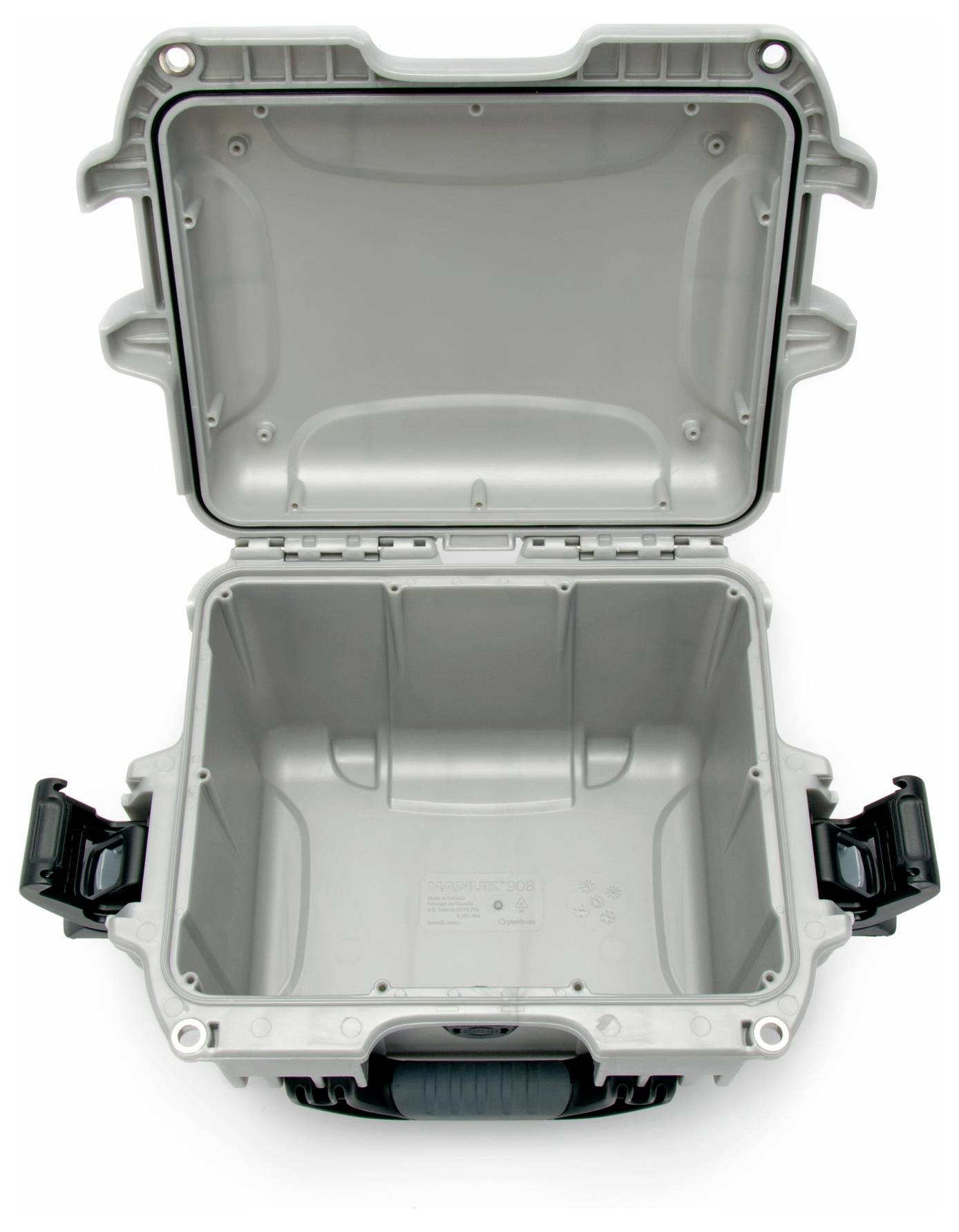 Ein offener, leerer Hartschalenkoffer in hellgrau, robust mit zwei schwarzen Verschlüssen an den Seiten und einem Tragegriff vorne.