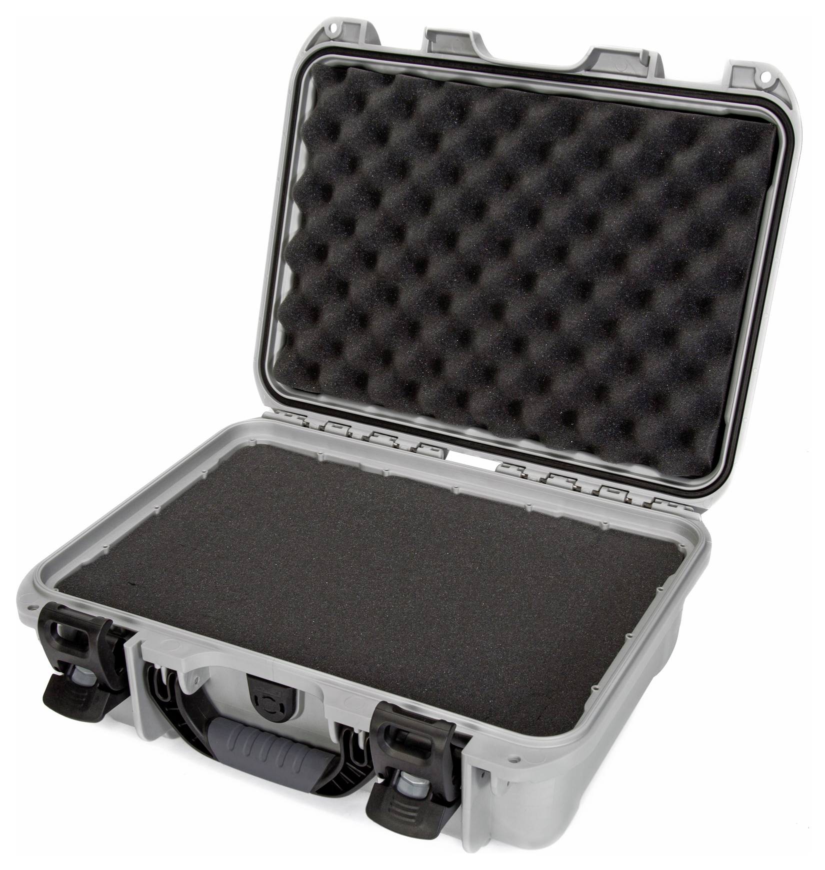 Grauer, offener Schutzkoffer mit schwarzem Schaumstoff im Inneren, geeignet für den sicheren Transport empfindlicher Geräte.