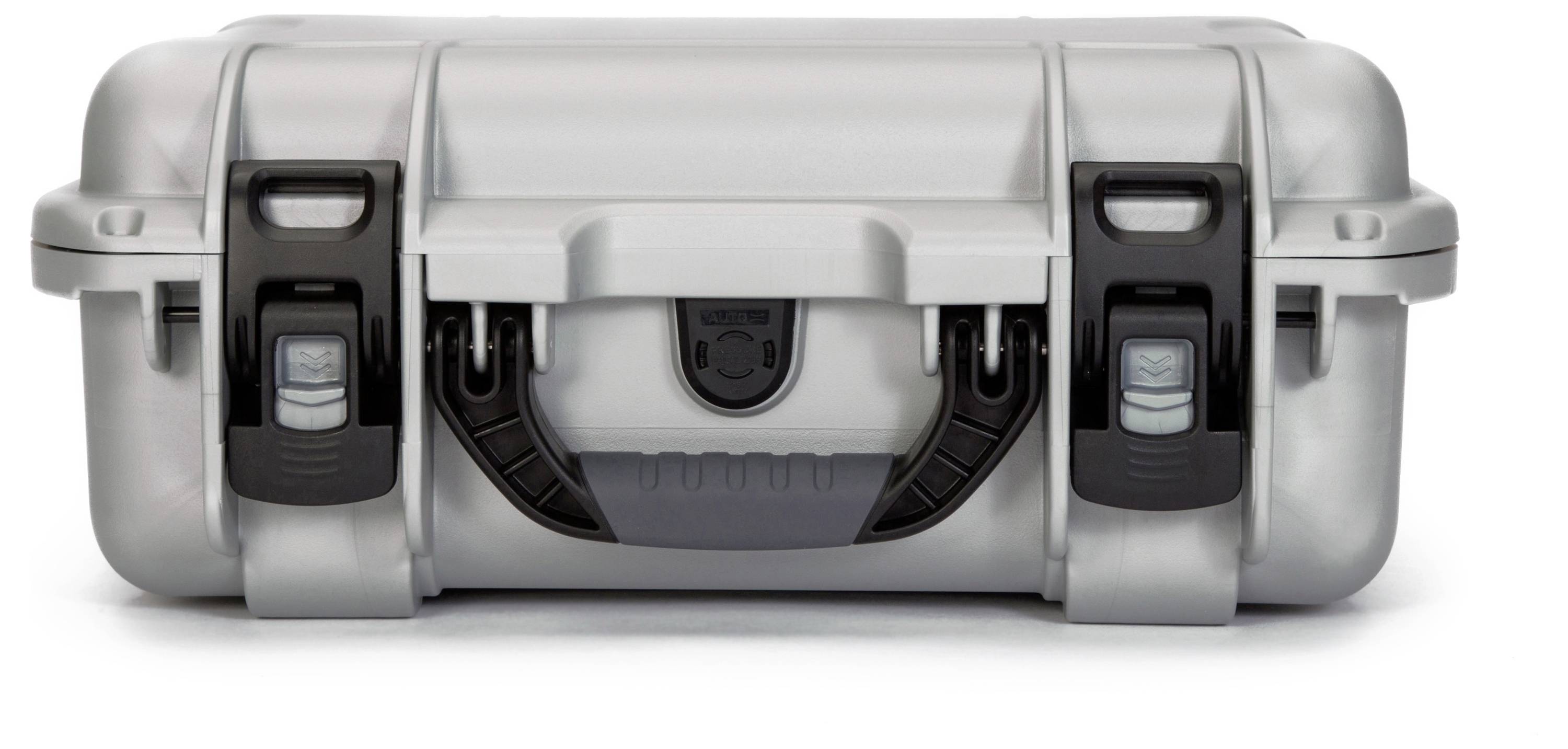 Silberner, stabiler Koffer mit schwarzem Griff und Verschlüssen.