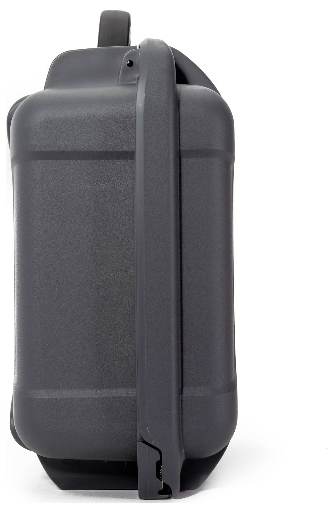 Ein schwarzer Koffer steht aufrecht, seitlich fotografiert. Er hat einen Griff oben und Rollen unten, geeignet für Reisen.