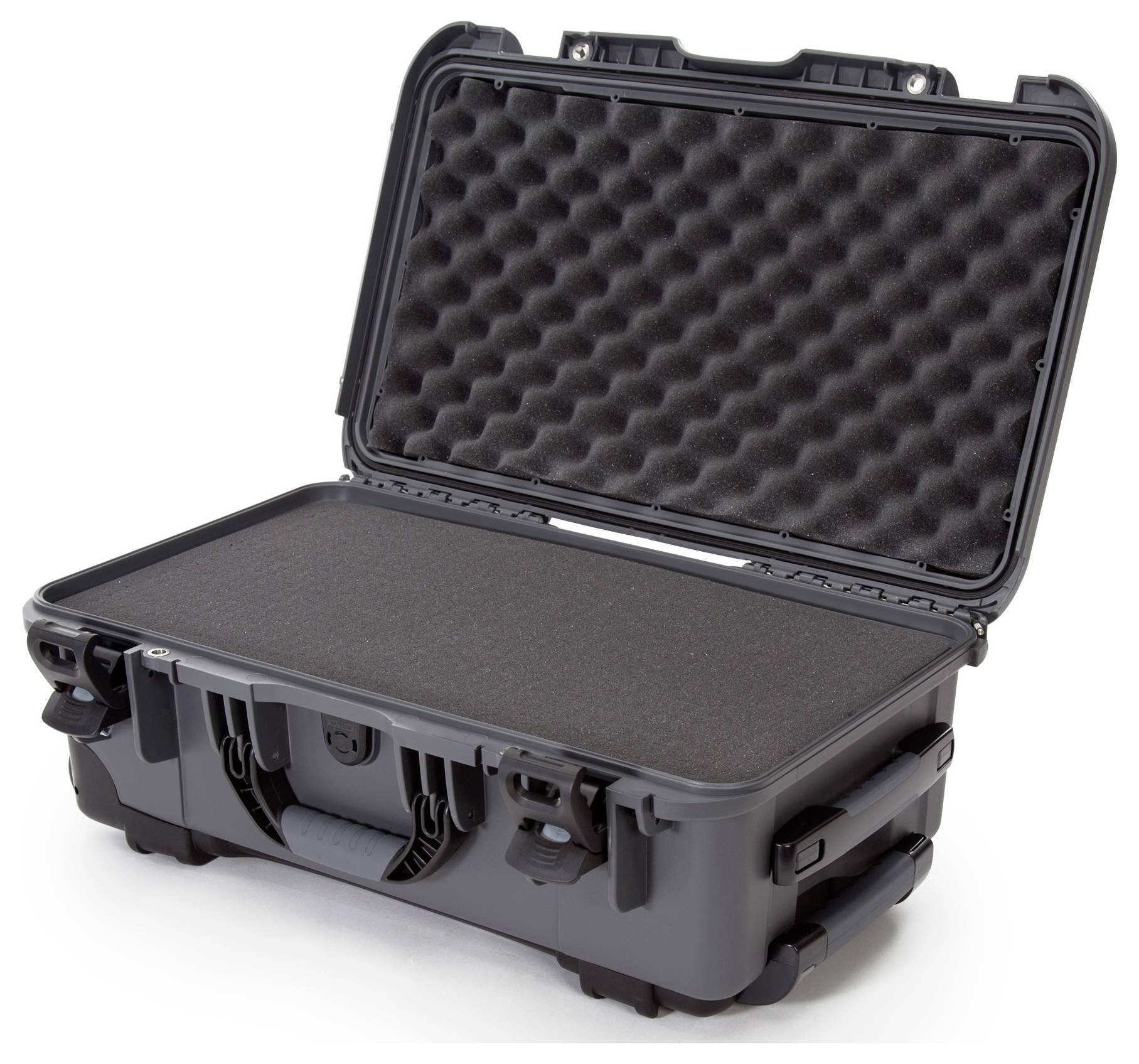 Offener, robuster schwarzer Koffer mit Schaumstoffpolsterung im Inneren, geeignet zum sicheren Transport empfindlicher Ausrüstung.