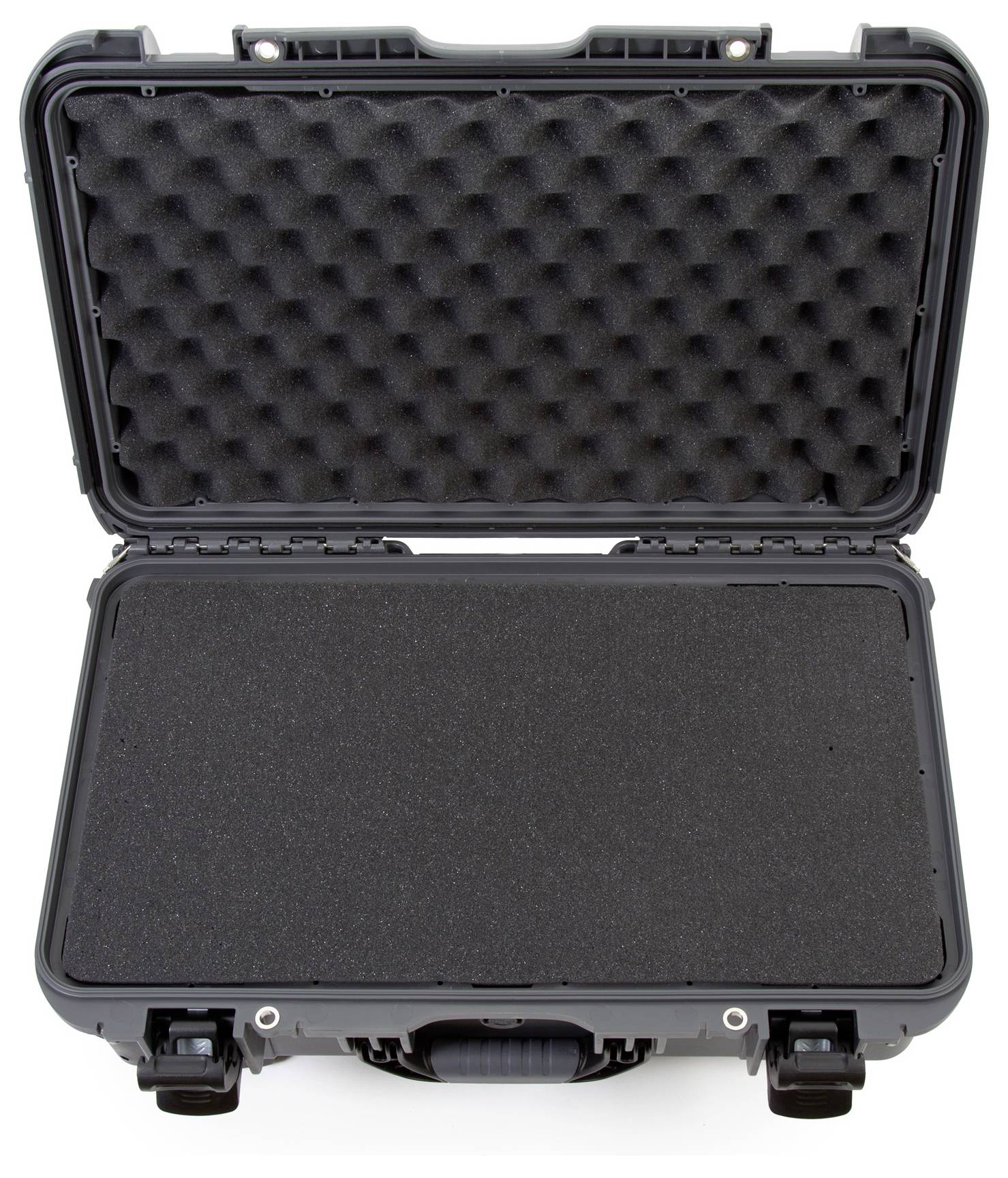 Ein offener, leerer schwarzer Schutzkoffer mit Schaumstoffauskleidung, geeignet zum sicheren Verstauen empfindlicher Geräte.