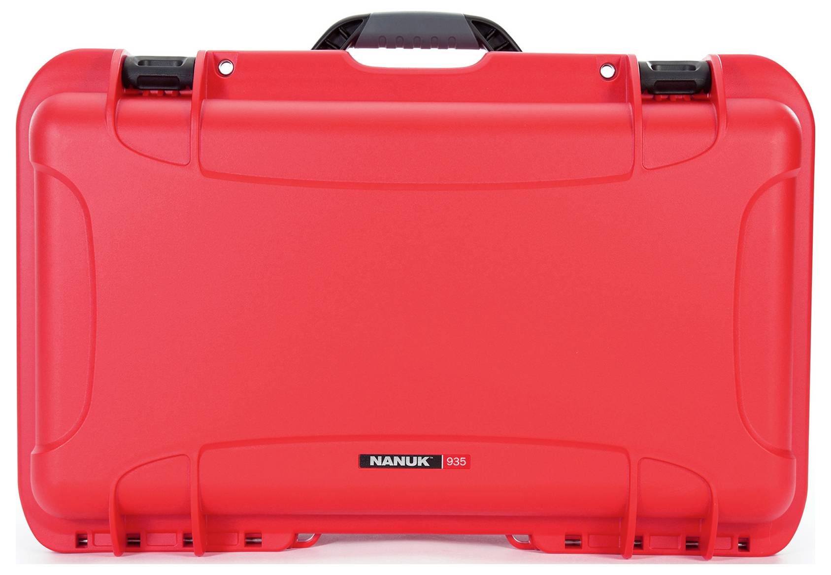 Roter stabiler Koffer, Marke 'Nanuk', Modell 935, mit schwarzem Handgriff und sichtbaren Verschlüssen links und rechts.