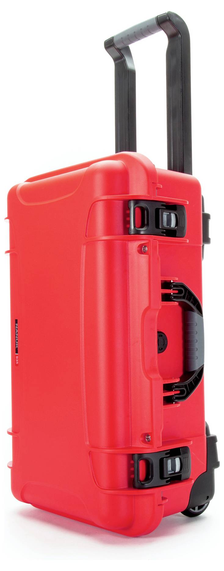Roter, vertikaler Hartschalenkoffer mit ausziehbarem Griff und Rollen, geeignet für den Transport empfindlicher Ausrüstung.