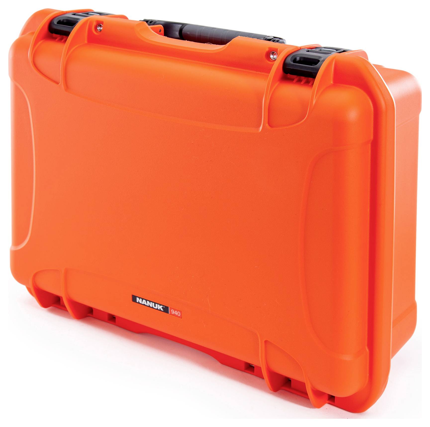 Ein robuster, orangefarbener Koffer mit schwarzen Verschlüssen, geeignet für den sicheren Transport von empfindlichen Geräten oder Werkzeugen.