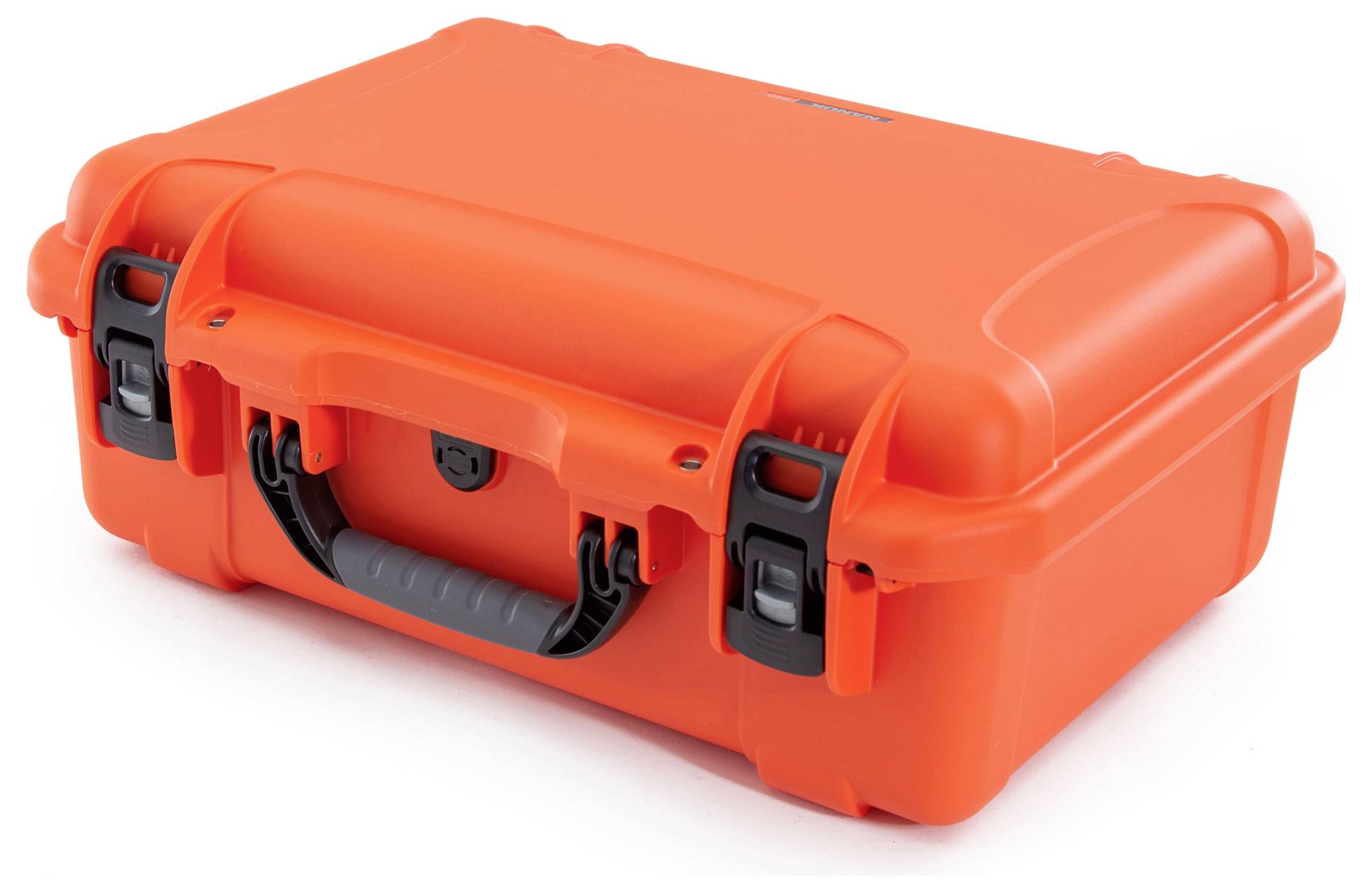 Oranger, robuster Kunststoffkoffer mit mehreren schwarzen Verschlüssen und einem stabilen Griff. Ideal für den sicheren Transport.