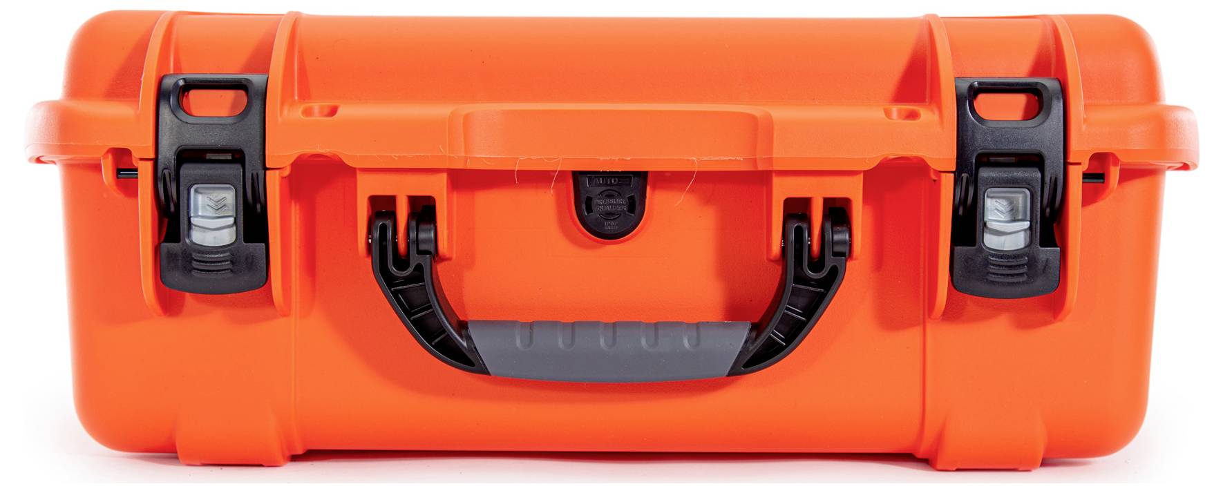 Orangefarbener, robuster Hartschalenkoffer mit schwarzem Griff und Verschlüssen. Geeignet für den sicheren Transport von Ausrüstung.