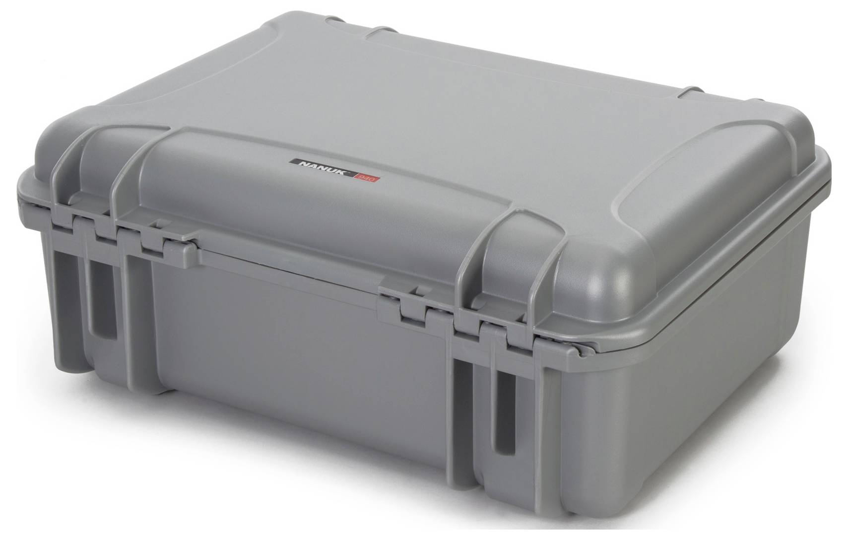 Grauer, rechteckiger, robuster Kunststoffkoffer mit Schnappverschlüssen und abgerundeten Kanten, auf einem weißen Hintergrund.