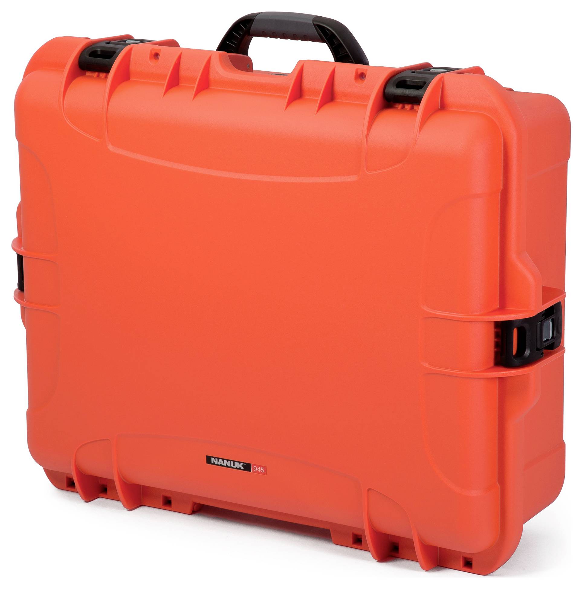 Ein robustes, orangefarbenes Hartschalenetui mit schwarzem Griff und Verschlüssen von der Marke Nanuk, geeignet für sicheren Transport.