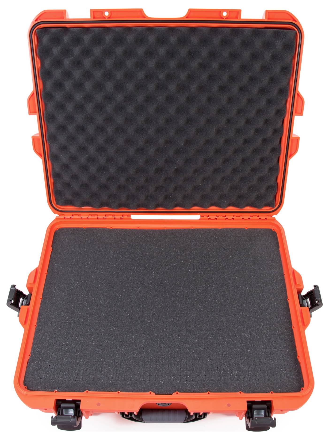 Offener, rechteckiger, orangefarbener Schutzkoffer mit schwarzem Schaumstoff innen. Ideal für empfindliche Ausrüstung.