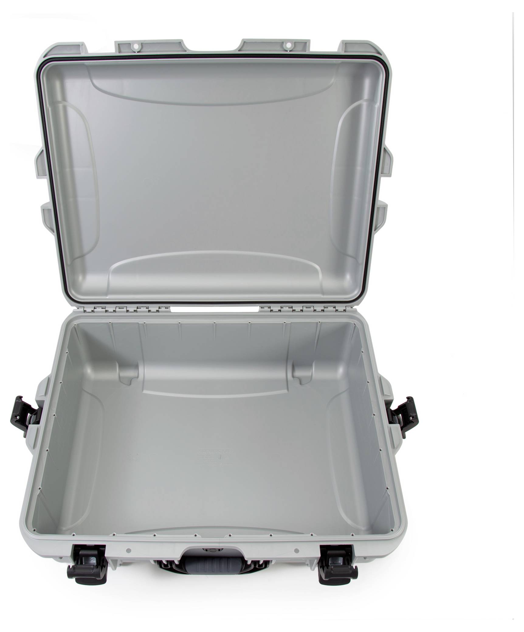 Grauer, offener Hartschalenkoffer mit schwarzem Griff und robusten Verschlüssen, leer. Der Koffer ist stabil und für den Transport geeignet.