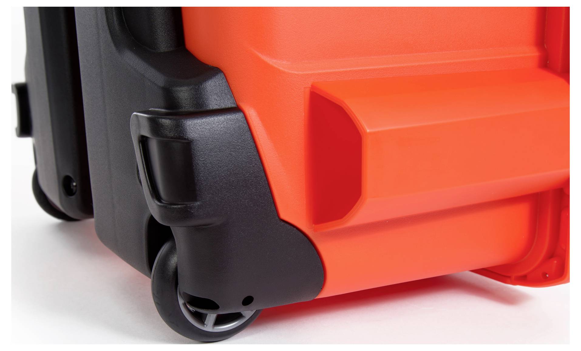 Robuster orange-schwarzer Koffer mit Rollen.