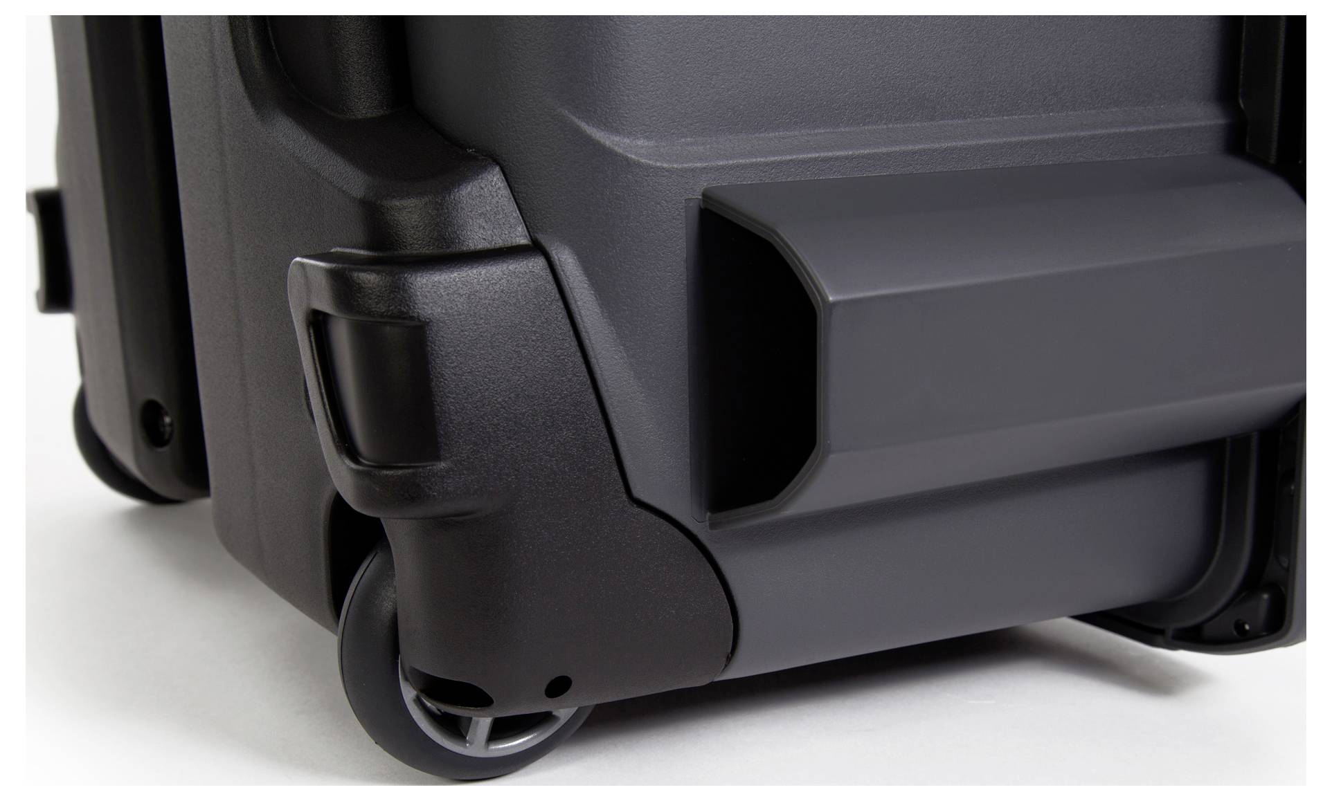 Nahaufnahme eines schwarzen Koffers mit stabilen Rollen und robuster Bauweise.