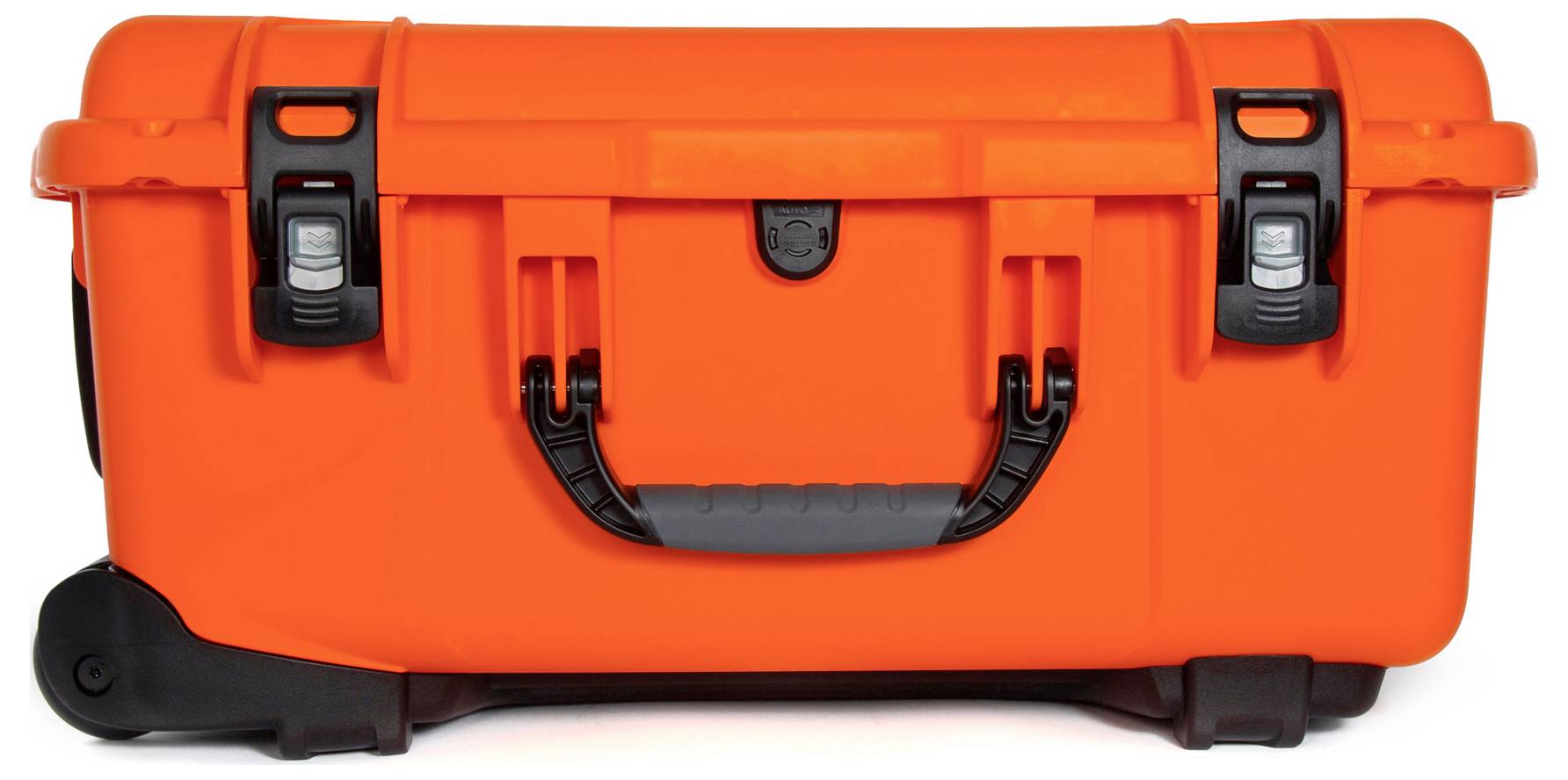 Ein leuchtend orangefarbener Koffer mit robusten Verschlüssen und einem zentralen Griff, der auf Stabilität und Tragbarkeit ausgelegt ist.