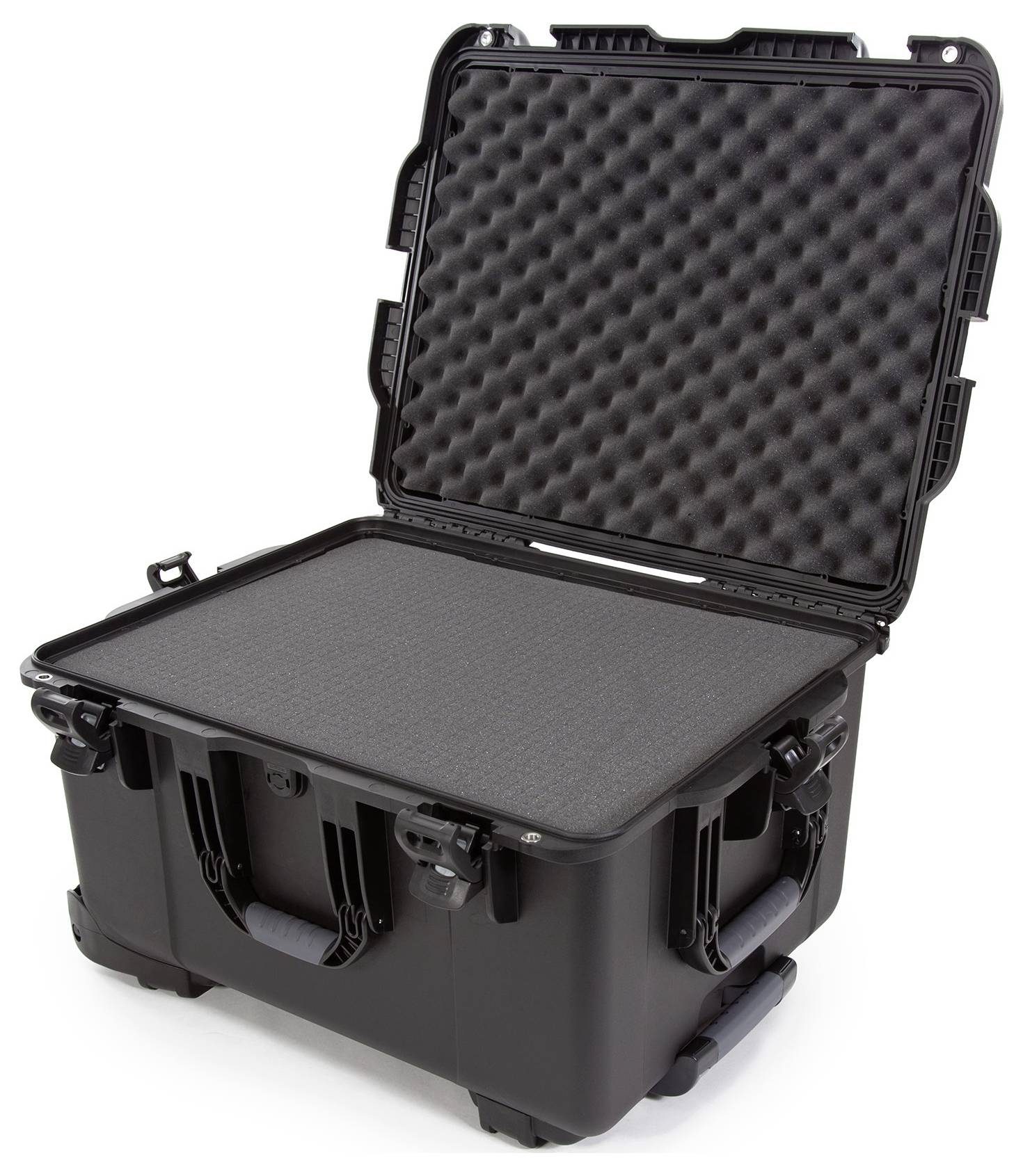 Schwarzer, robuster Transportkoffer mit offenem Deckel und Schaumpolsterung innen. Geeignet für den sicheren Transport empfindlicher Gegenstände.