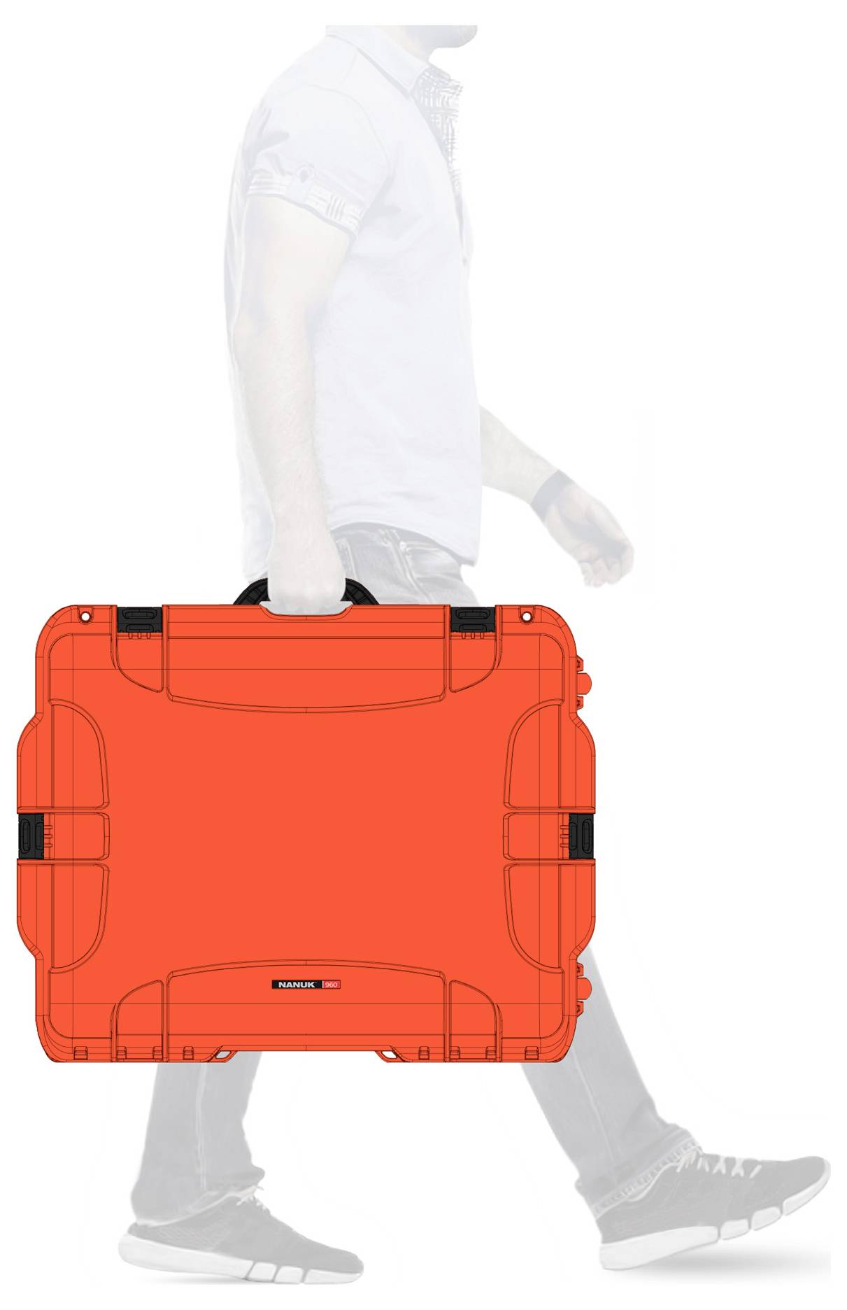 Eine Person in Freizeitkleidung trägt einen großen, roten Koffer. Der Koffer hat schwarze Griffe und Verstärkungen an den Ecken.