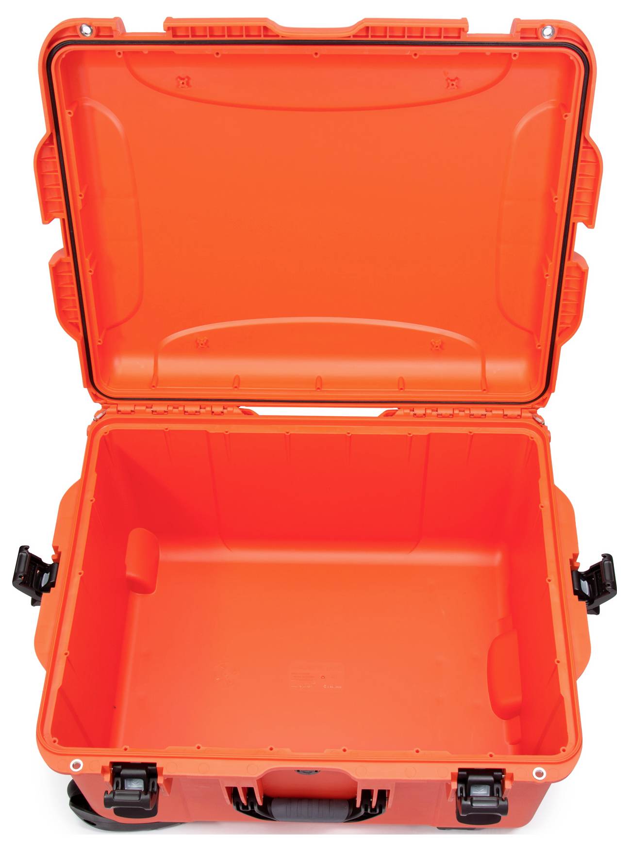 Ein offener, leuchtend orangefarbener Hartschalenkoffer mit Fächern, ideal für den sicheren Transport von empfindlichen Geräten.