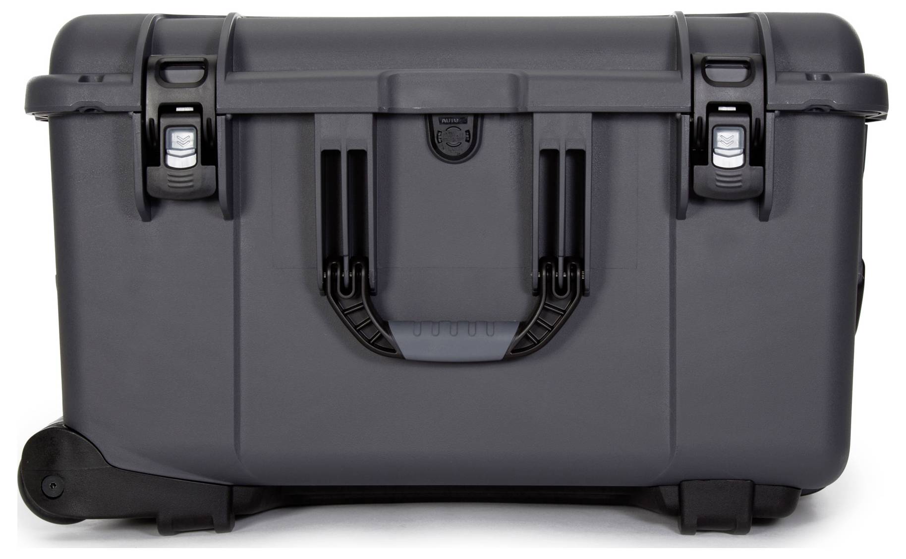 Ein schwarzer, robuster Hartschalenkoffer mit einem stabilen Griff und zwei Verschlusssystemen, ideal für sicheren Transport.