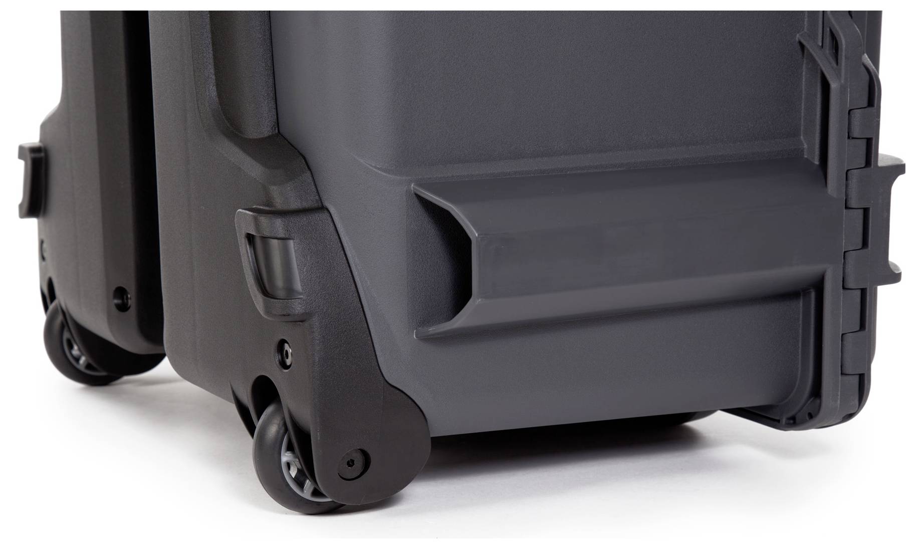 Schwarzer Hartschalenkoffer mit zwei Rädern und stabilen Ecken, für robusten Transport geeignet.