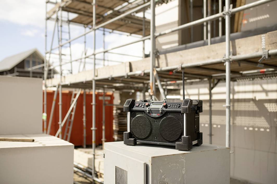 PerfectPro ROCKHART 18V Baustellenradio DAB+, UKW AUX, Bluetooth®, DAB+, SD, UKW, USB Powerbank-Funktion, spritzwassergeschützt