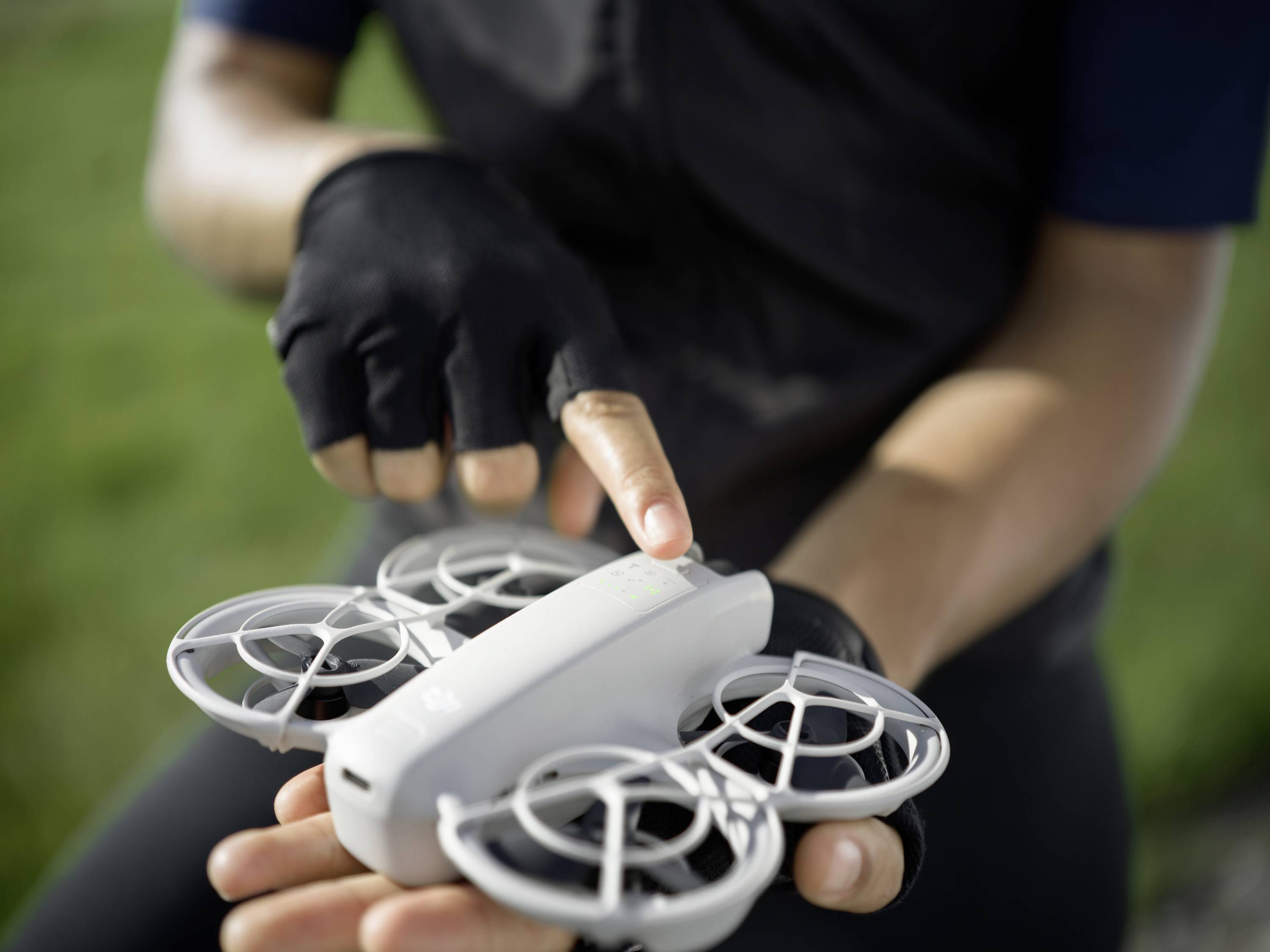 DJI Neo Fly More Combo Quadrocopter 100% RtR Kameraflug Hellgrau