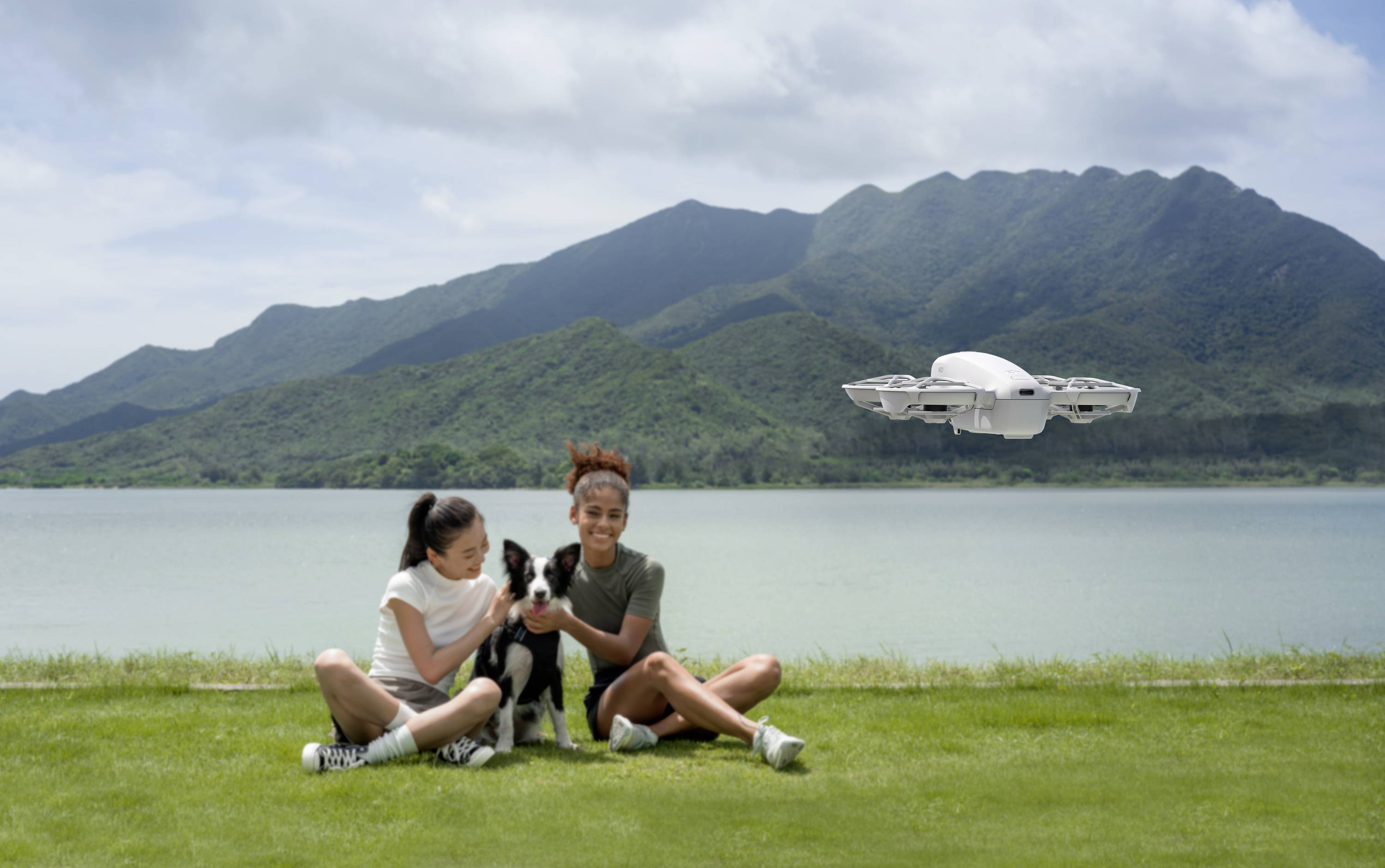 DJI Neo Fly More Combo Quadrocopter 100% RtR Kameraflug Hellgrau