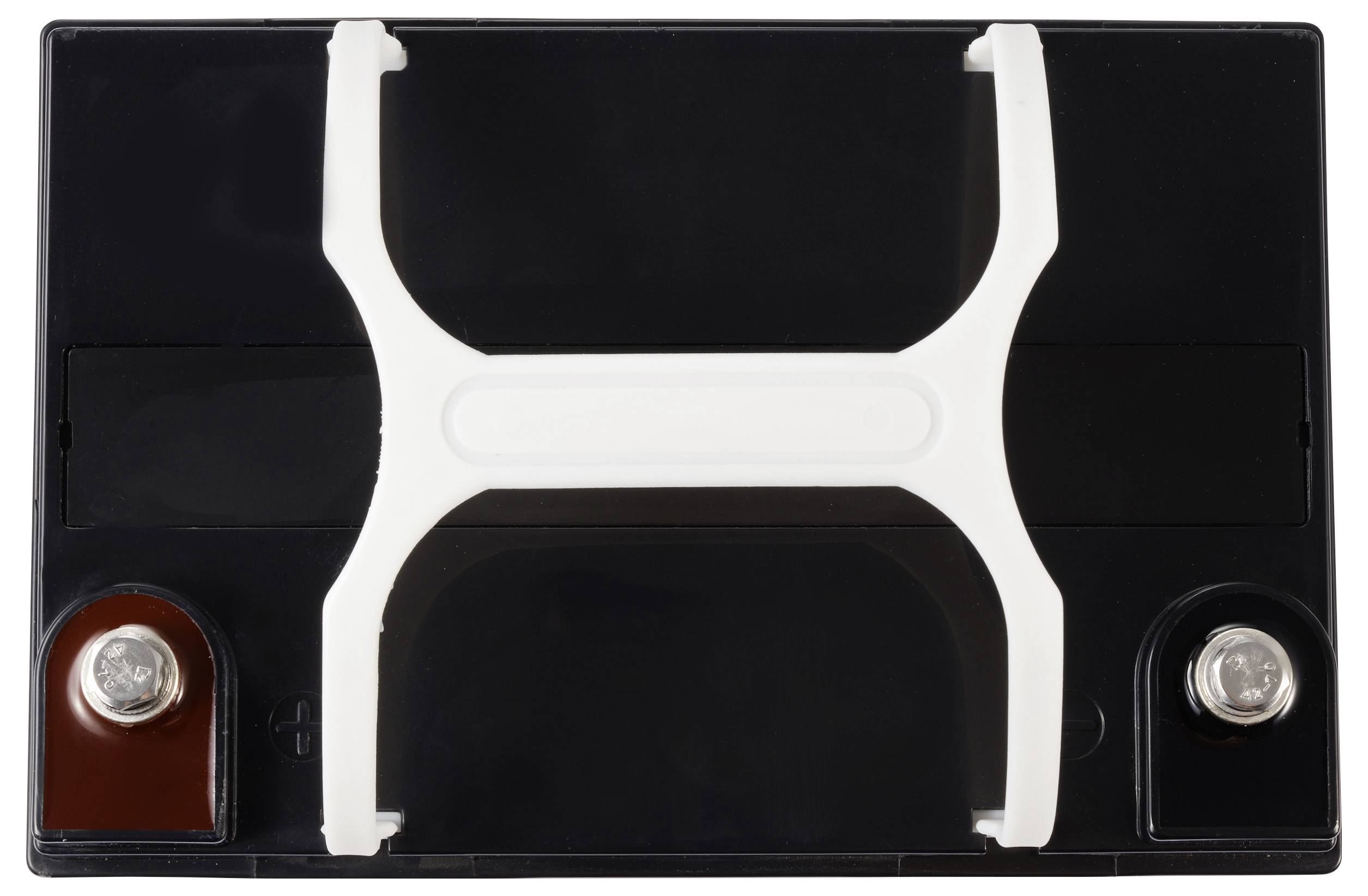 Autobatterie von oben, schwarze Abdeckung mit weißem Griff. Zwei Anschlüsse, einer rot, einer schwarz, sichtbar.