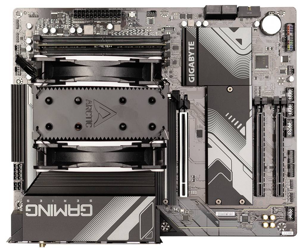 Motherboard von oben mit Branding von 'GIGABYTE' und 'ARCTIC', Kühlkörper und Anschlüssen für Prozessor, RAM und Erweiterungskarten.