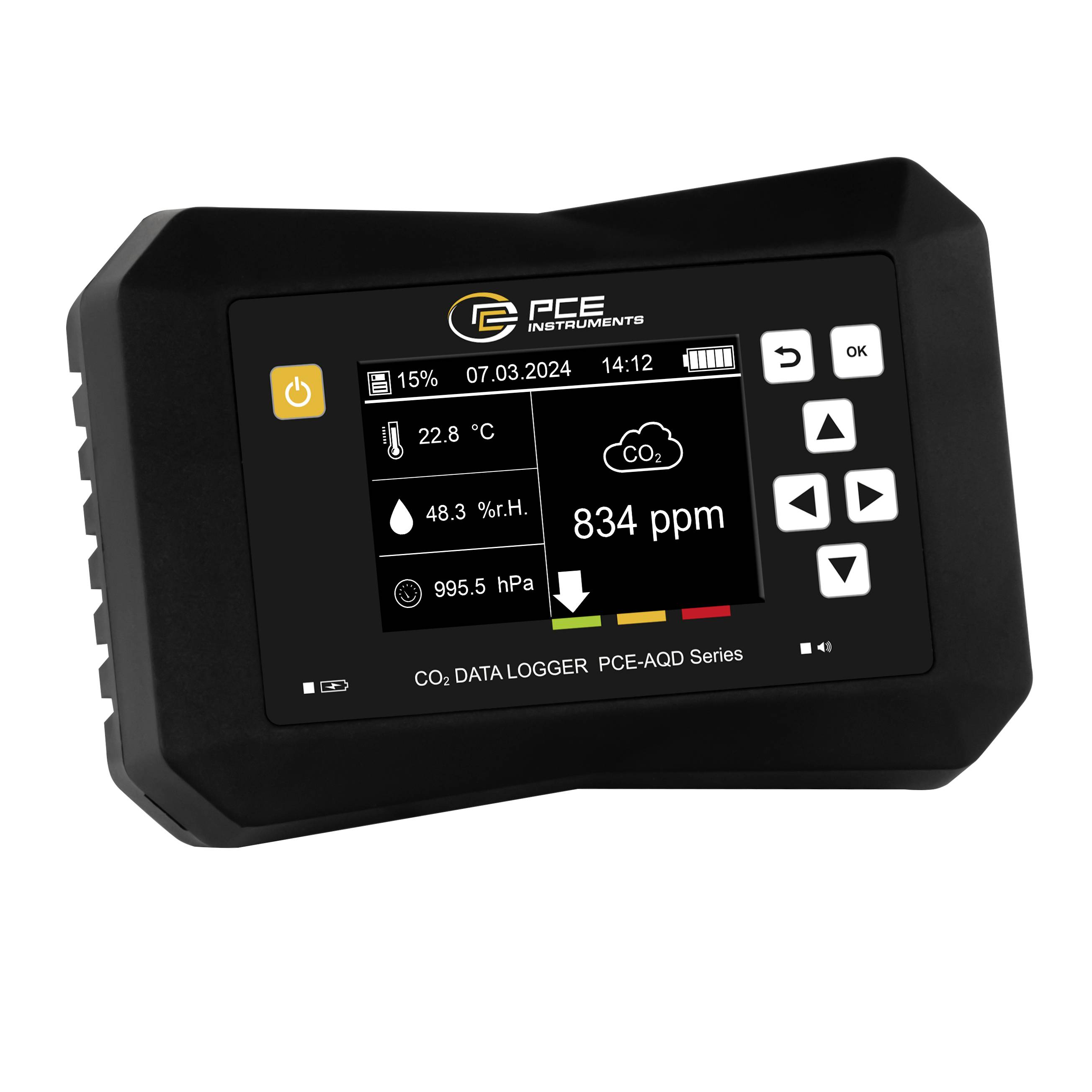 PCE Instruments CO2-Datenlogger zeigt 834 ppm CO2, 22,8 °C, 48,3% r.F. und 995,5 hPa auf einem Display an.