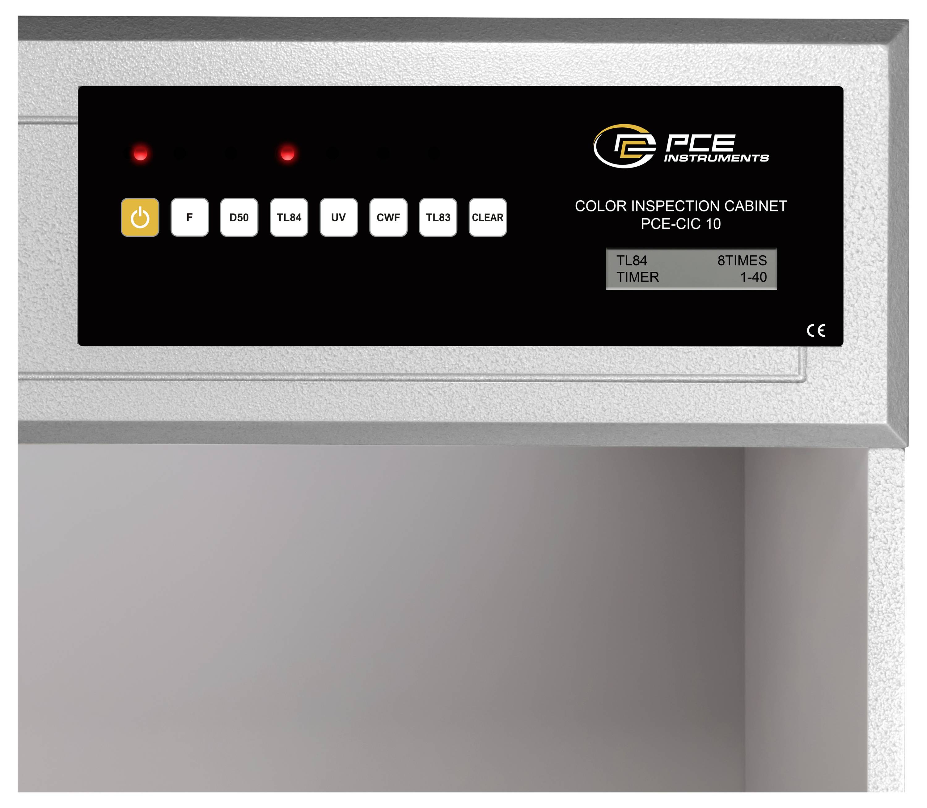 Frontansicht eines Kontrollfeldes eines Farbinspektionsschranks der Marke PCE Instruments mit Ein-/Ausschalter und Lichtmodusschaltflächen, Anzeigelampen und Zeitanzeige.