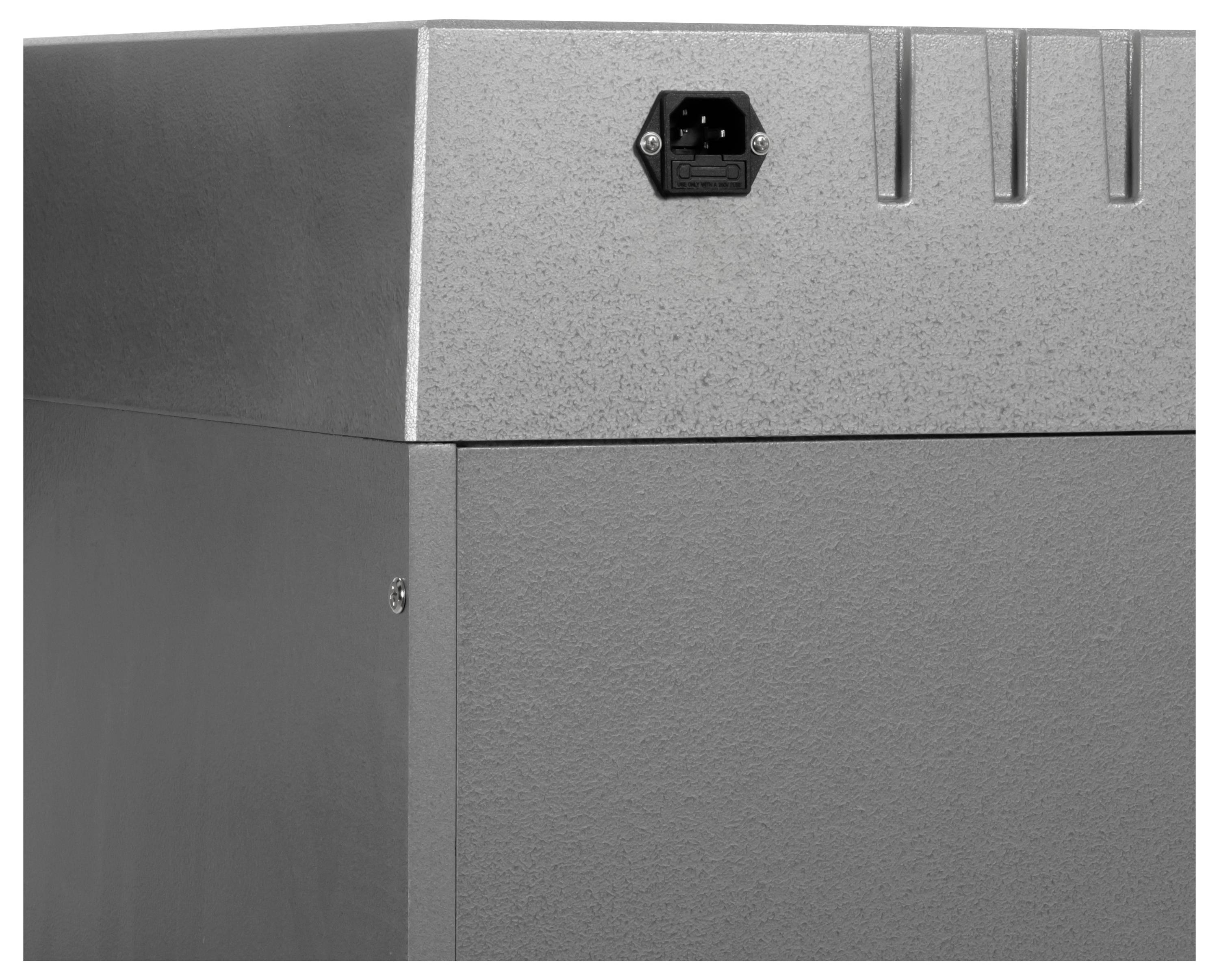 Nahaufnahme eines grauen metallischen elektronischen Geräts oder einer Gehäuseeinheit mit einer Stromeingangsbuchse und Belüftungsschlitzen auf der oberen vorderen Blende.