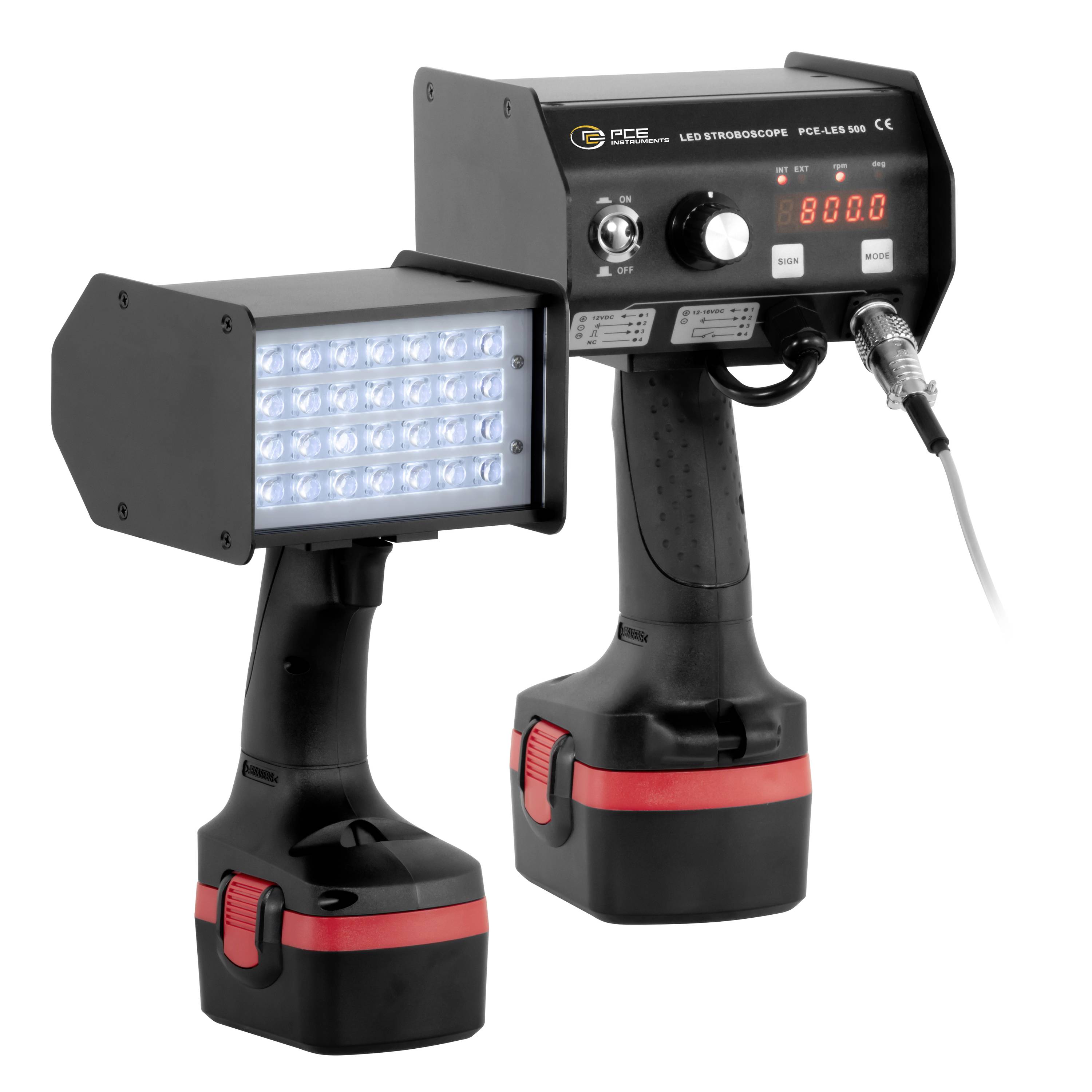 Zwei tragbare LED-Stroboskoplichter auf wiederaufladbaren Batteriefüßen, eines mit Bedienfeld und Display, auf weißem Hintergrund dargestellt.