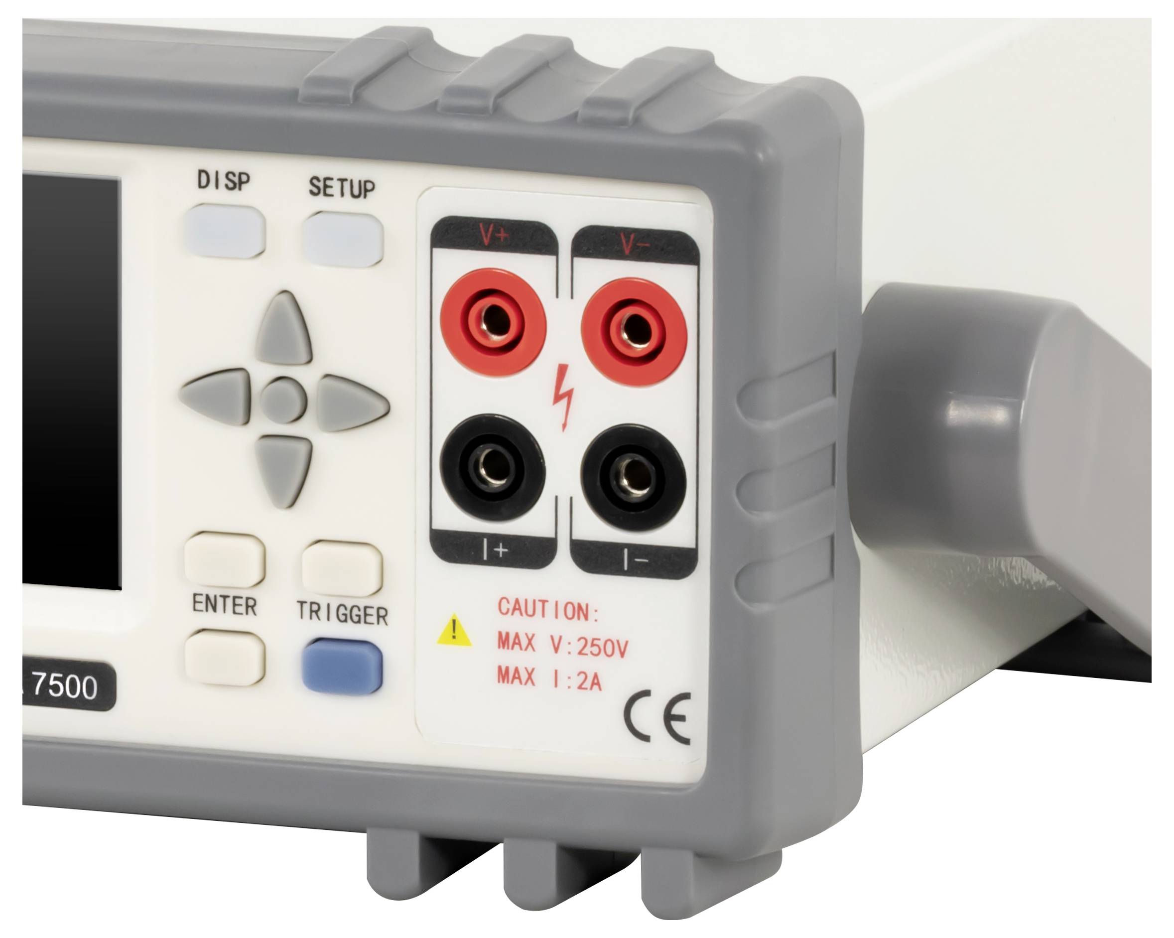 Nahaufnahme eines grauen elektronischen Testgeräts mit vier Bananensteckern für Ein-/Ausgang, Navigationstasten und Warnaufklebern einschließlich „MAX V: 250V