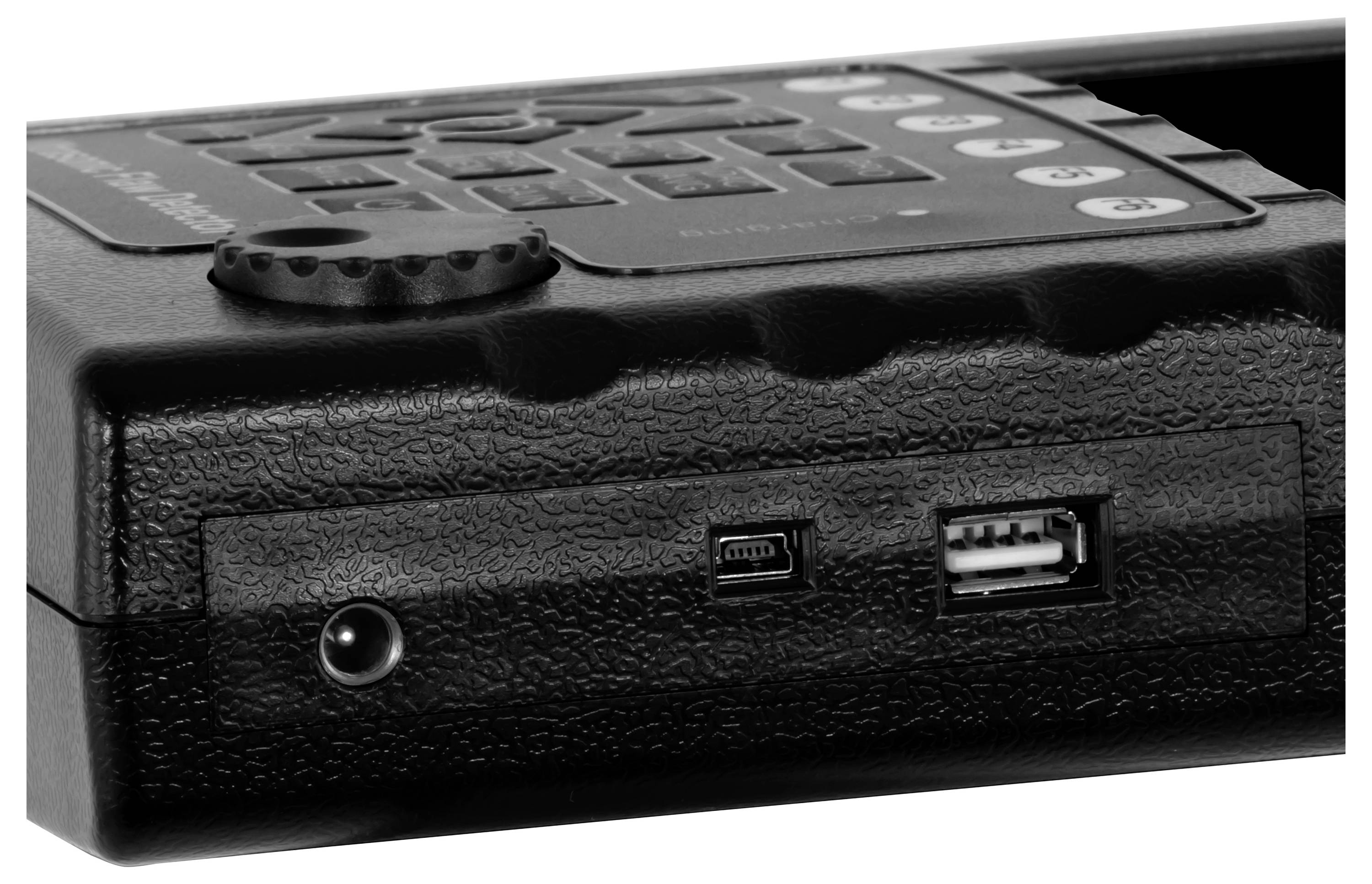 Nahaufnahme eines schwarzen tragbaren Geräts, das auf der Frontplatte eine Stromversorgungsbuchse und einen USB-Anschluss zeigt.
